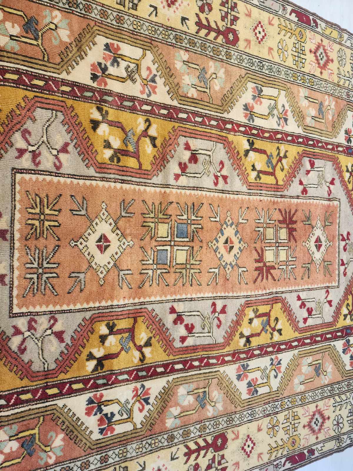 Vintage Karaova rug in beige, pink and yellow, 6'5" x 9'7", photo 8
