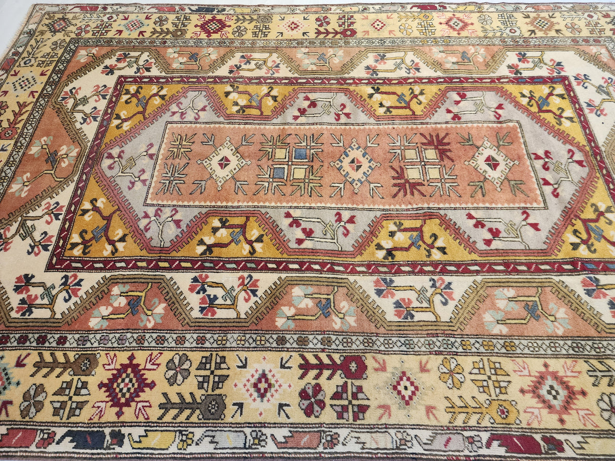 Vintage Karaova rug in beige, pink and yellow, 6'5" x 9'7", photo 11