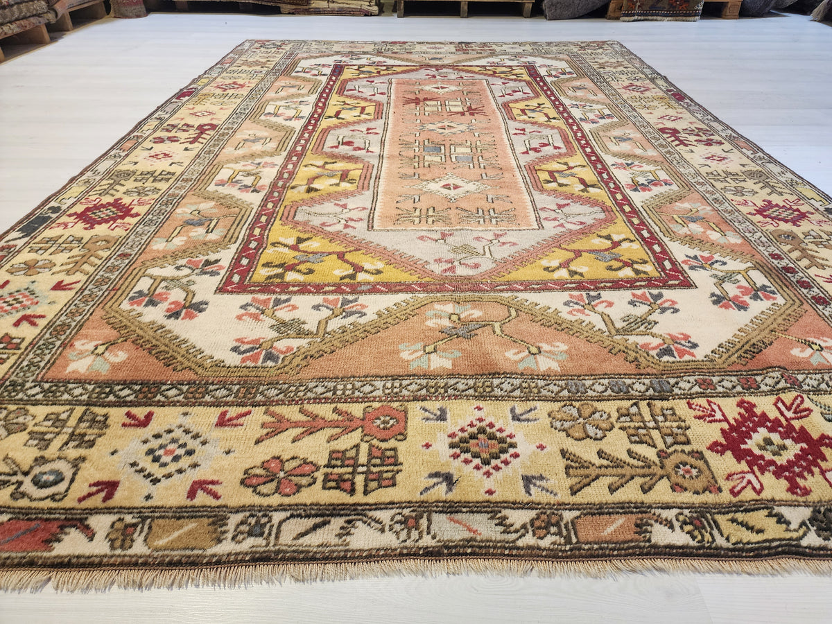 Vintage Karaova rug in beige, pink and yellow, 6'5" x 9'7", photo 14