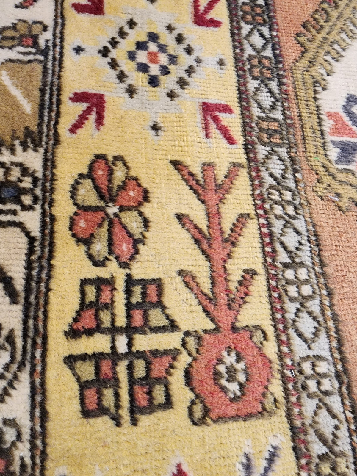 Vintage Karaova rug in beige, pink and yellow, 6'5" x 9'7", photo 15