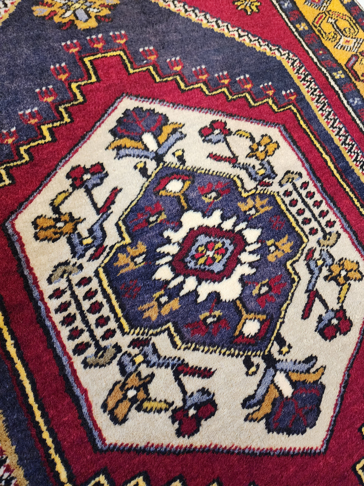 Vintage Yahyalı rug in red, blue and yellow, 3'2" x 5'5", photo 9