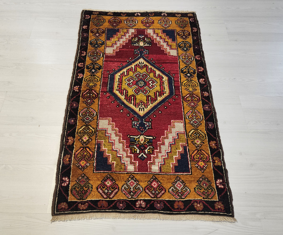 Vintage Yahyalı rug in red, yellow and blue, 2'6" x 4', photo 2