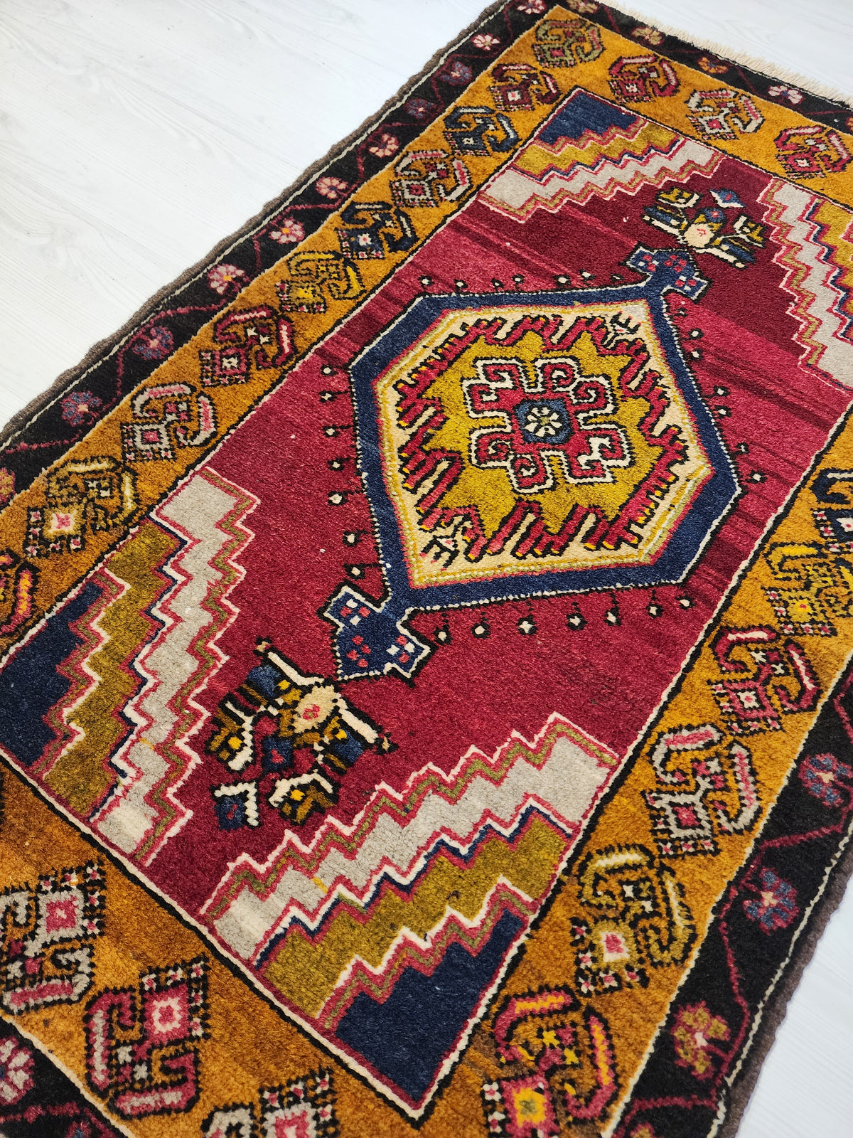 Vintage Yahyalı rug in red, yellow and blue, 2'6" x 4', photo 4