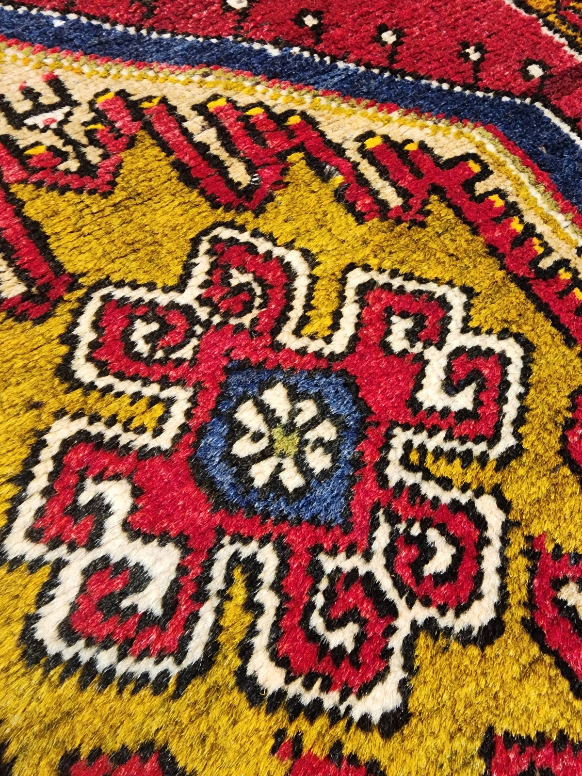 Vintage Yahyalı rug in red, yellow and blue, 2'6" x 4', photo 10