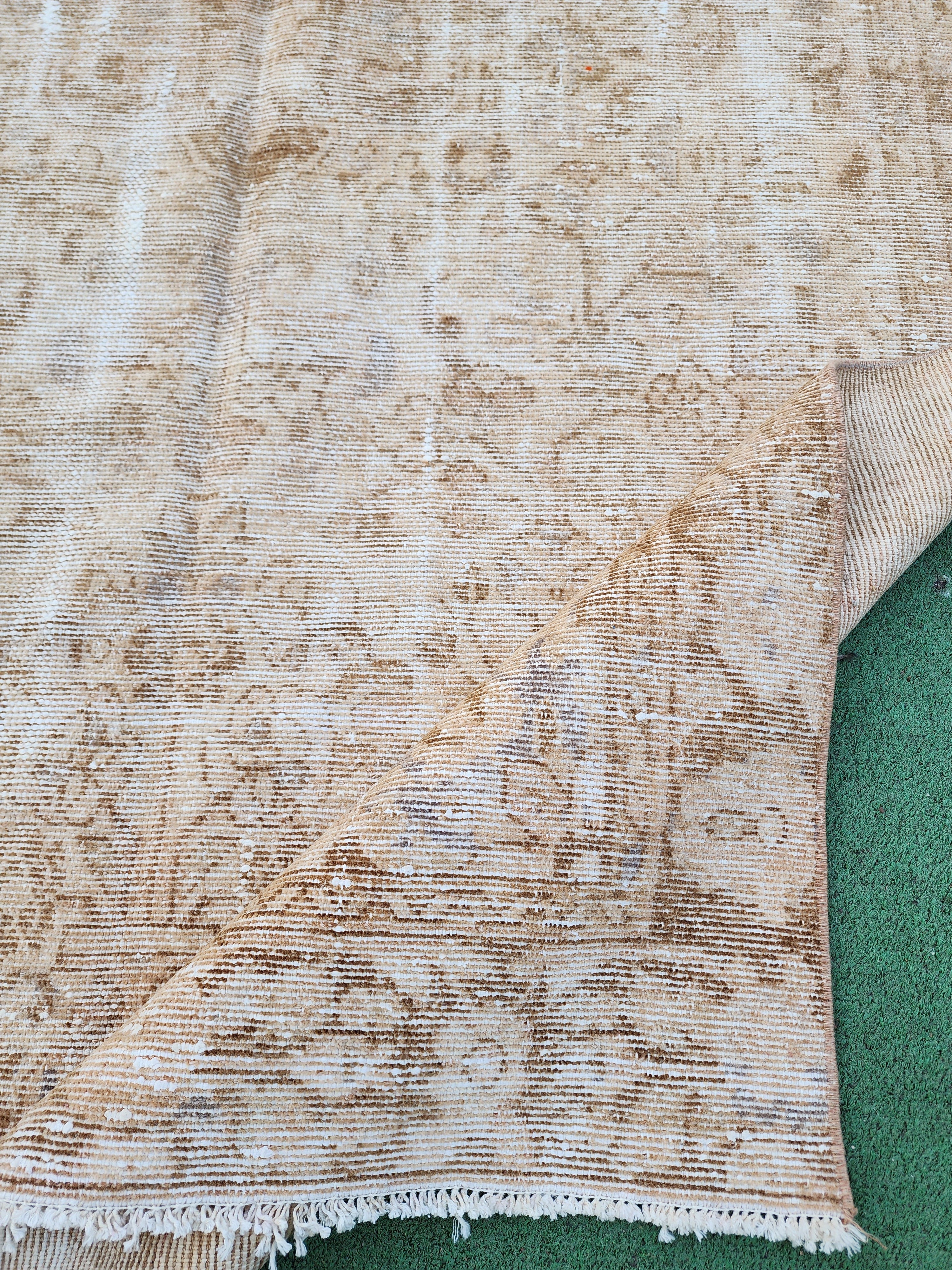 vintage Anatolian Wool Area Rug — corner detail