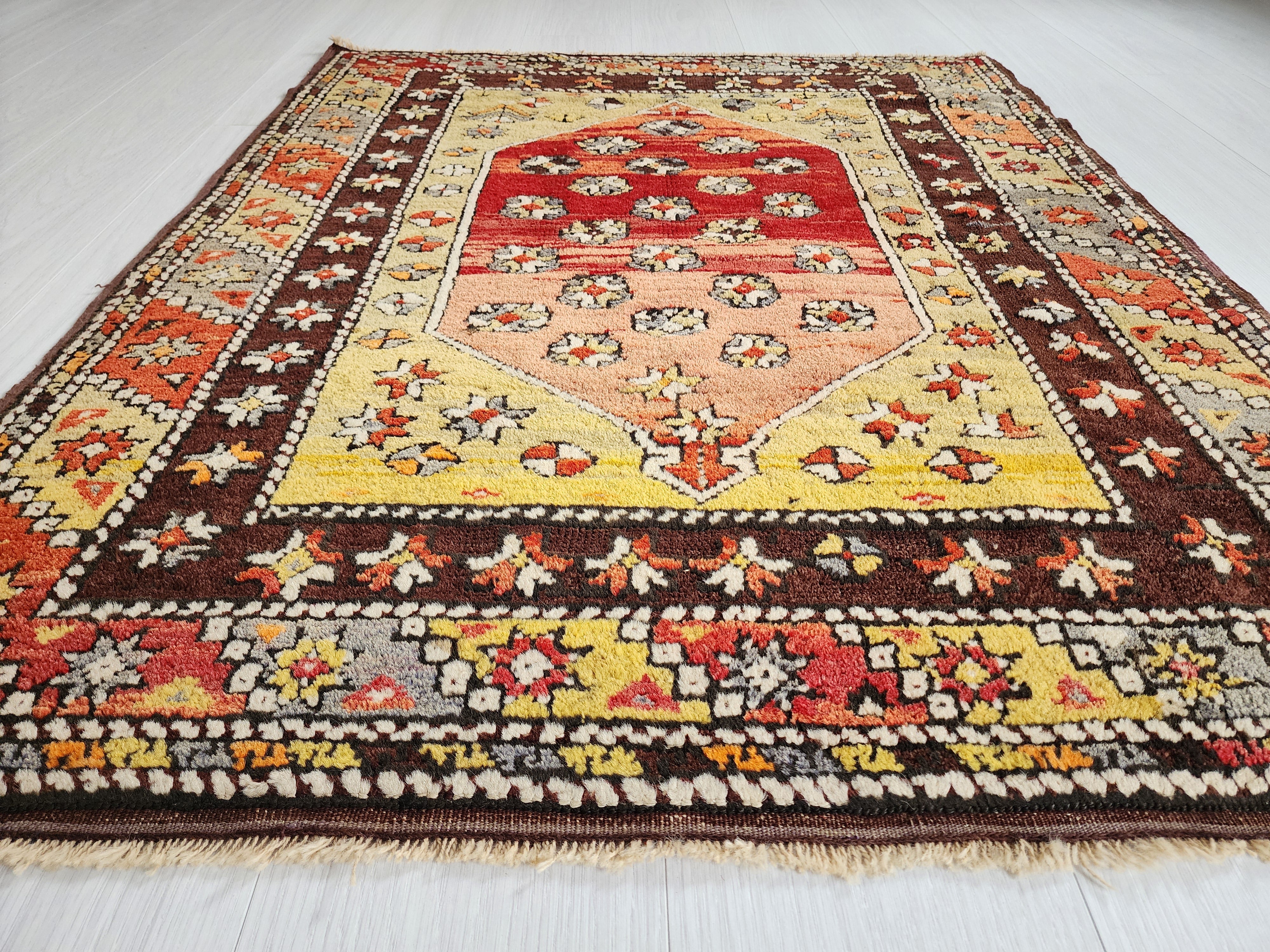 vintage Sivas Small Rug — edge weave