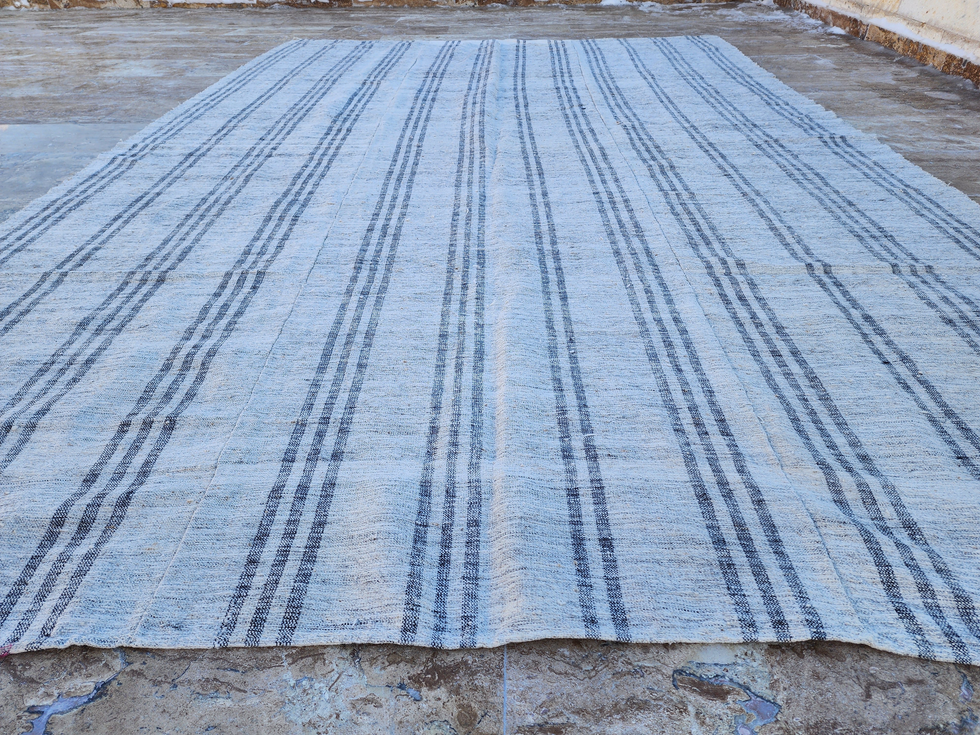 Grid pattern in white and black, handwoven kilim rug, 6'6''x9'8''