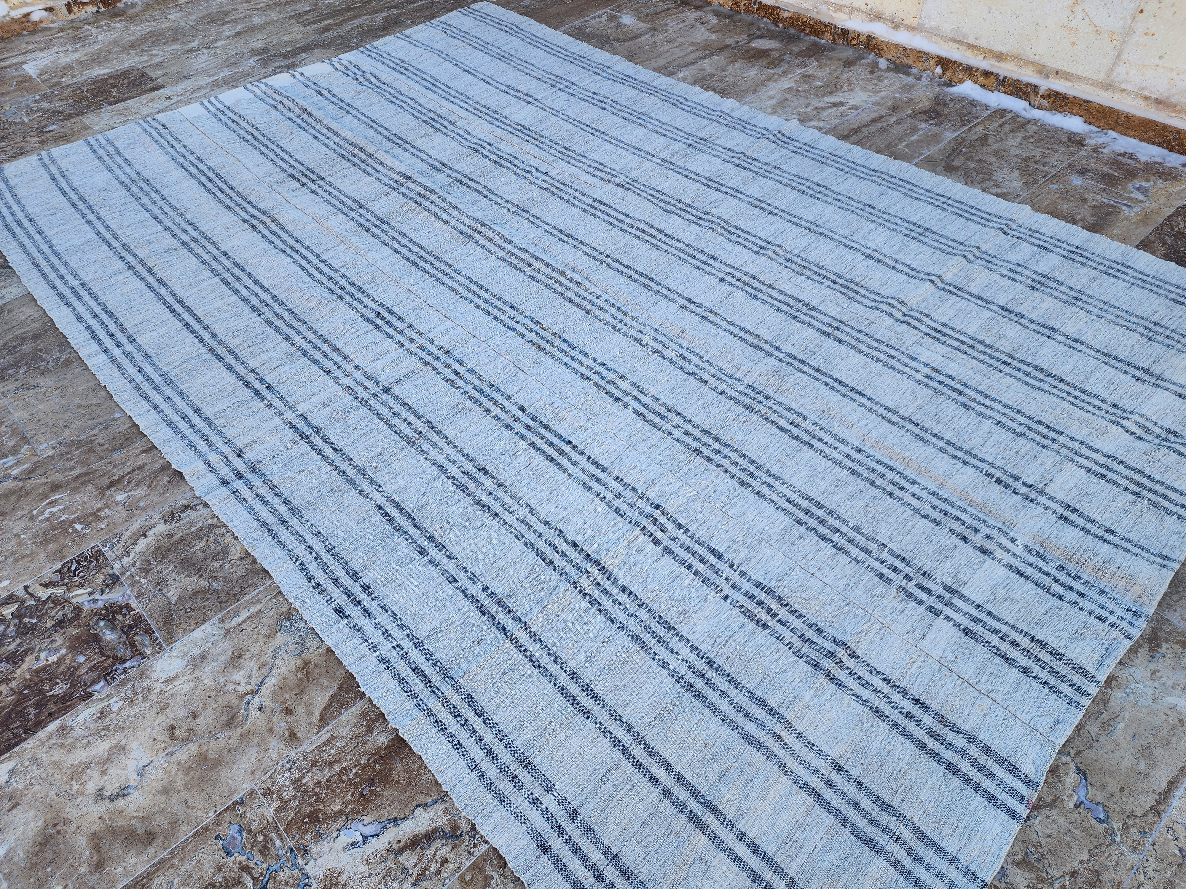 Grid pattern in white and black, handwoven kilim rug, 6'6''x9'8''