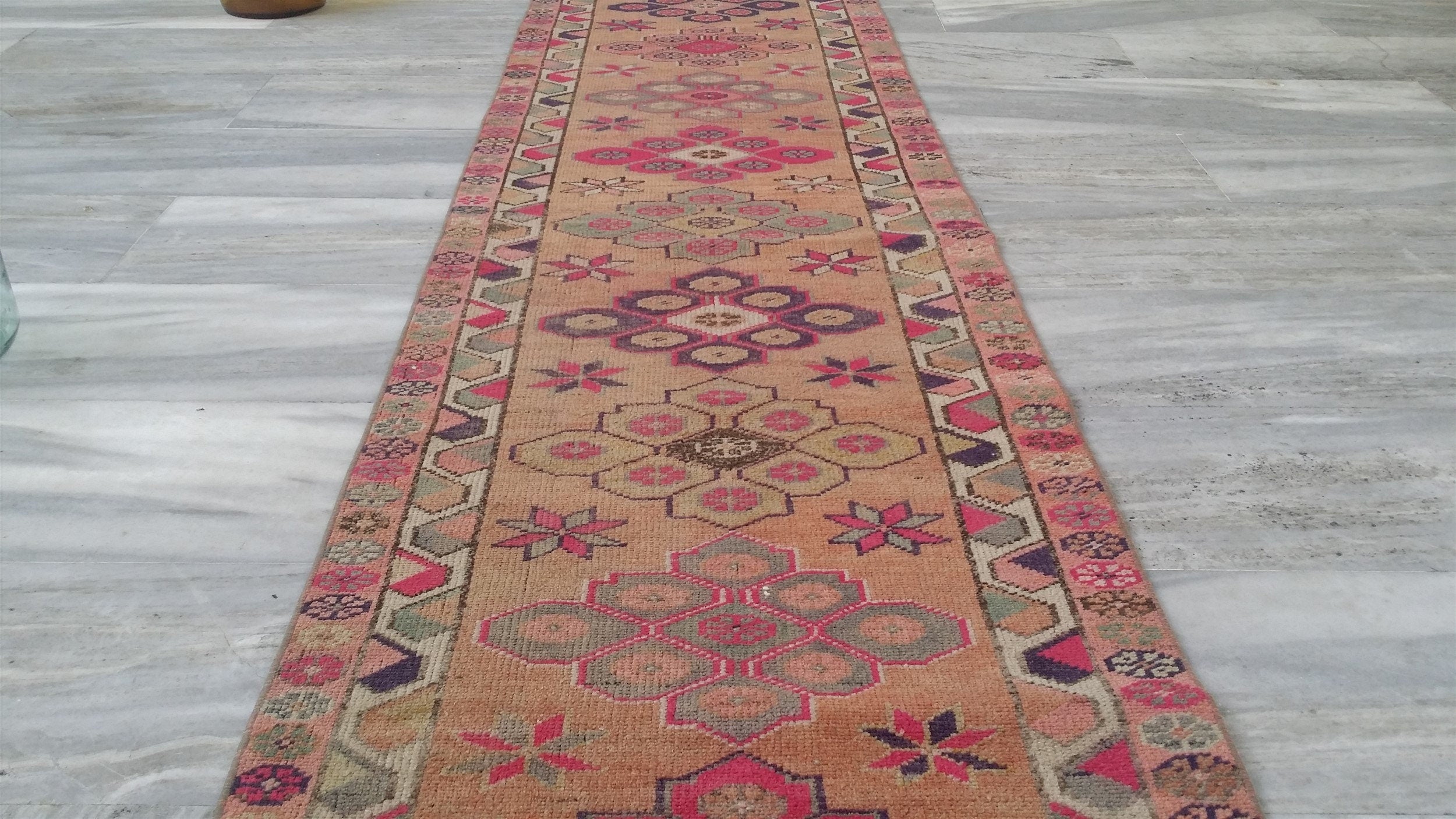 Tapis de couloir rose vert orange, tapis de couloir en laine filée à la main, tapis pâle vieilli, décoration d'intérieur rustique bohème, tapis persan 13'5"x2'6"