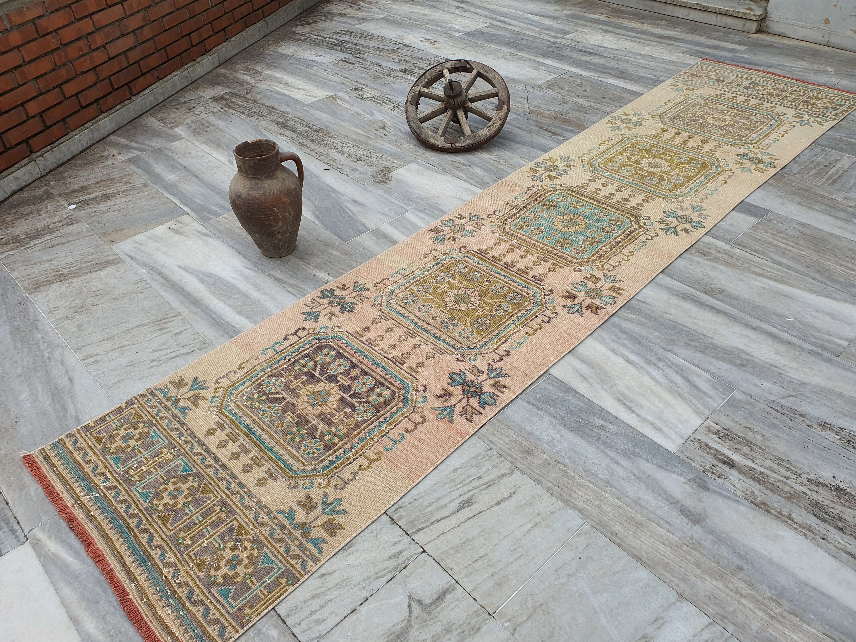 Tapis de couloir rose pâle 11 x 2 pi, tapis turc antique surteint vieilli, tapis persan vintage en laine naturelle recyclée fait à la main