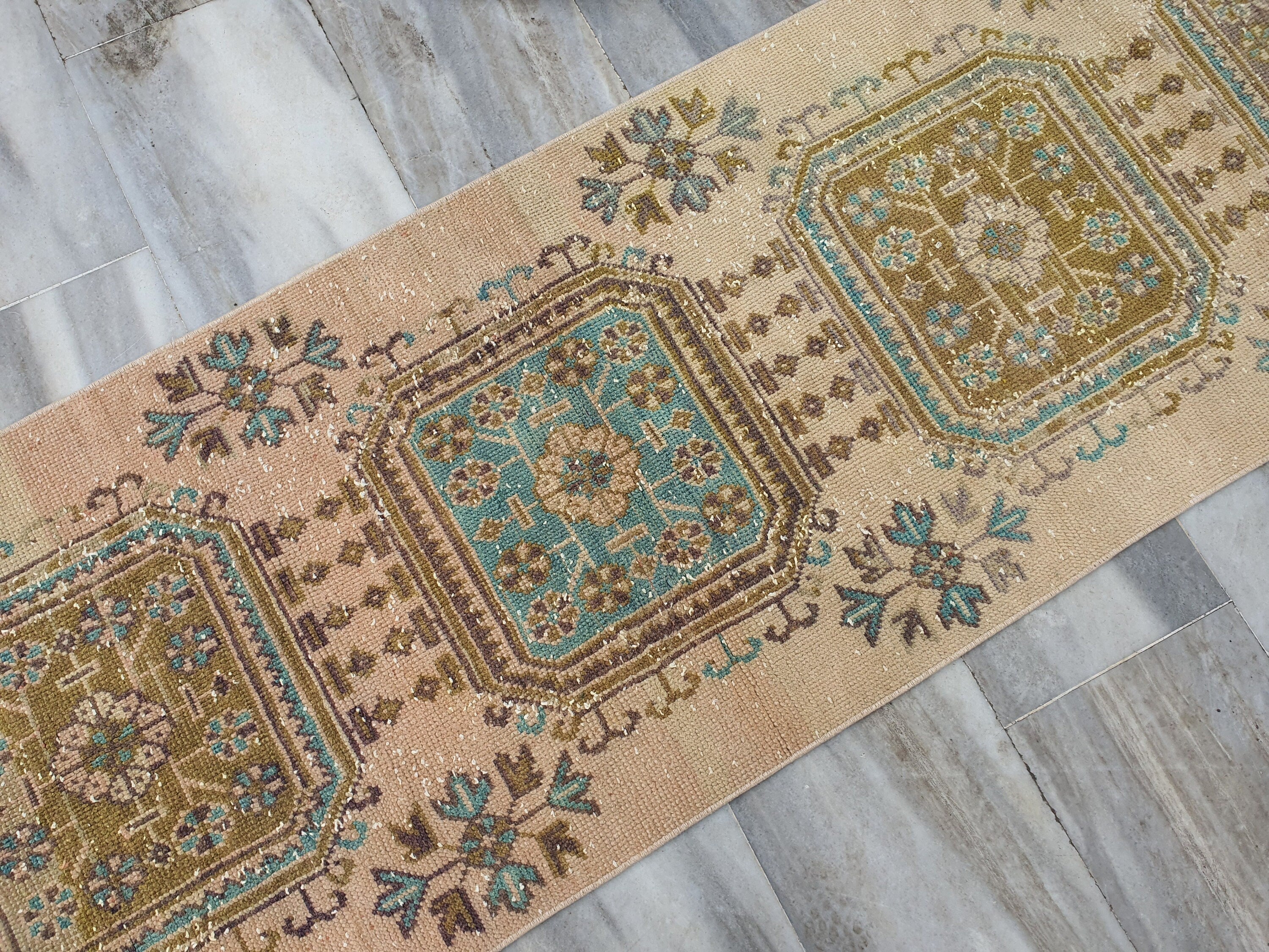 Tapis de couloir rose pâle 11 x 2 pi, tapis turc antique surteint vieilli, tapis persan vintage en laine naturelle recyclée fait à la main
