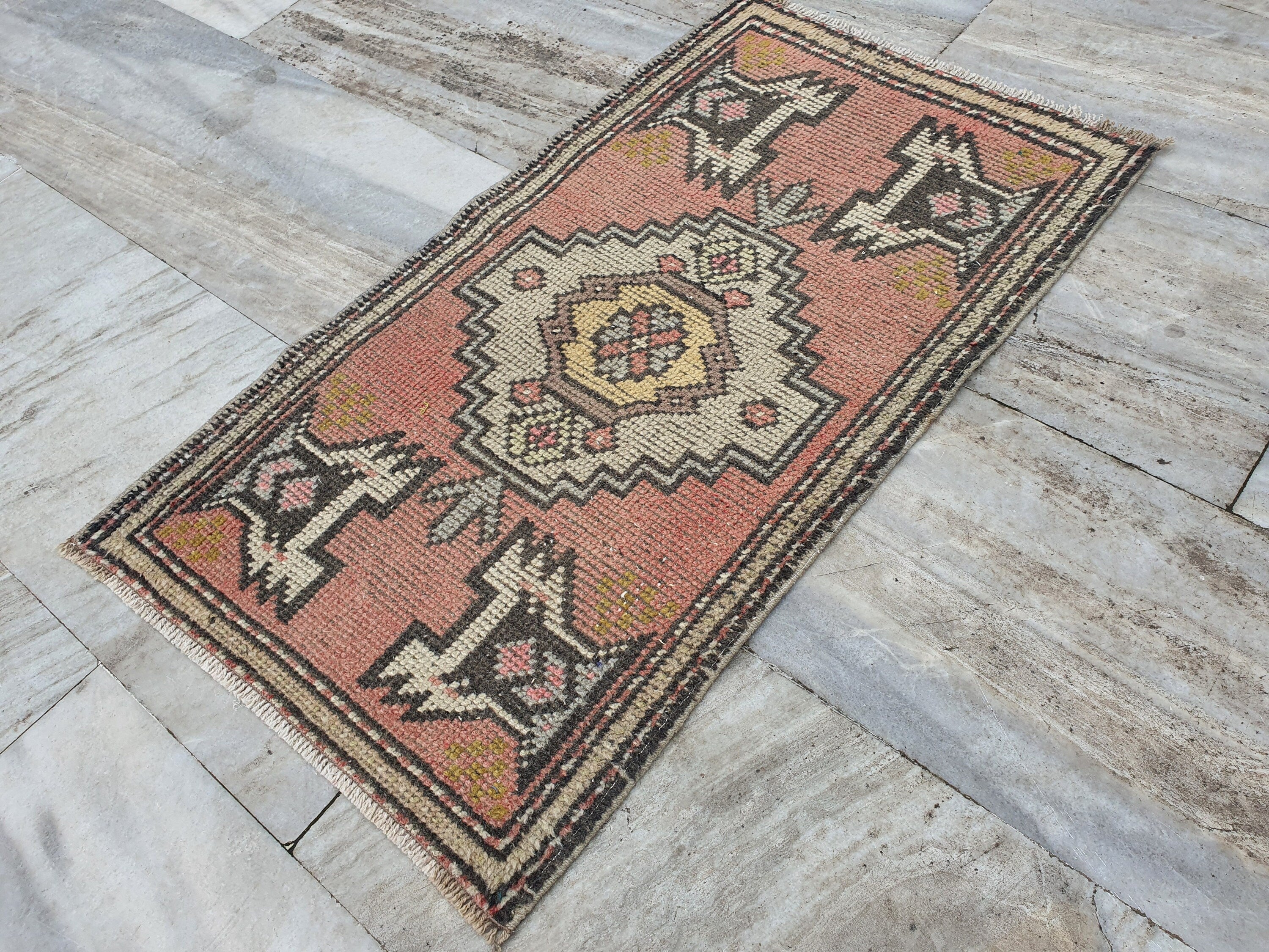 Alfombra turca pequeña, 2 pies 9 pulgadas x 1 pie 7 pulgadas, alfombra de estilo antiguo desgastada y descolorida en rosa, verde/gris y beige