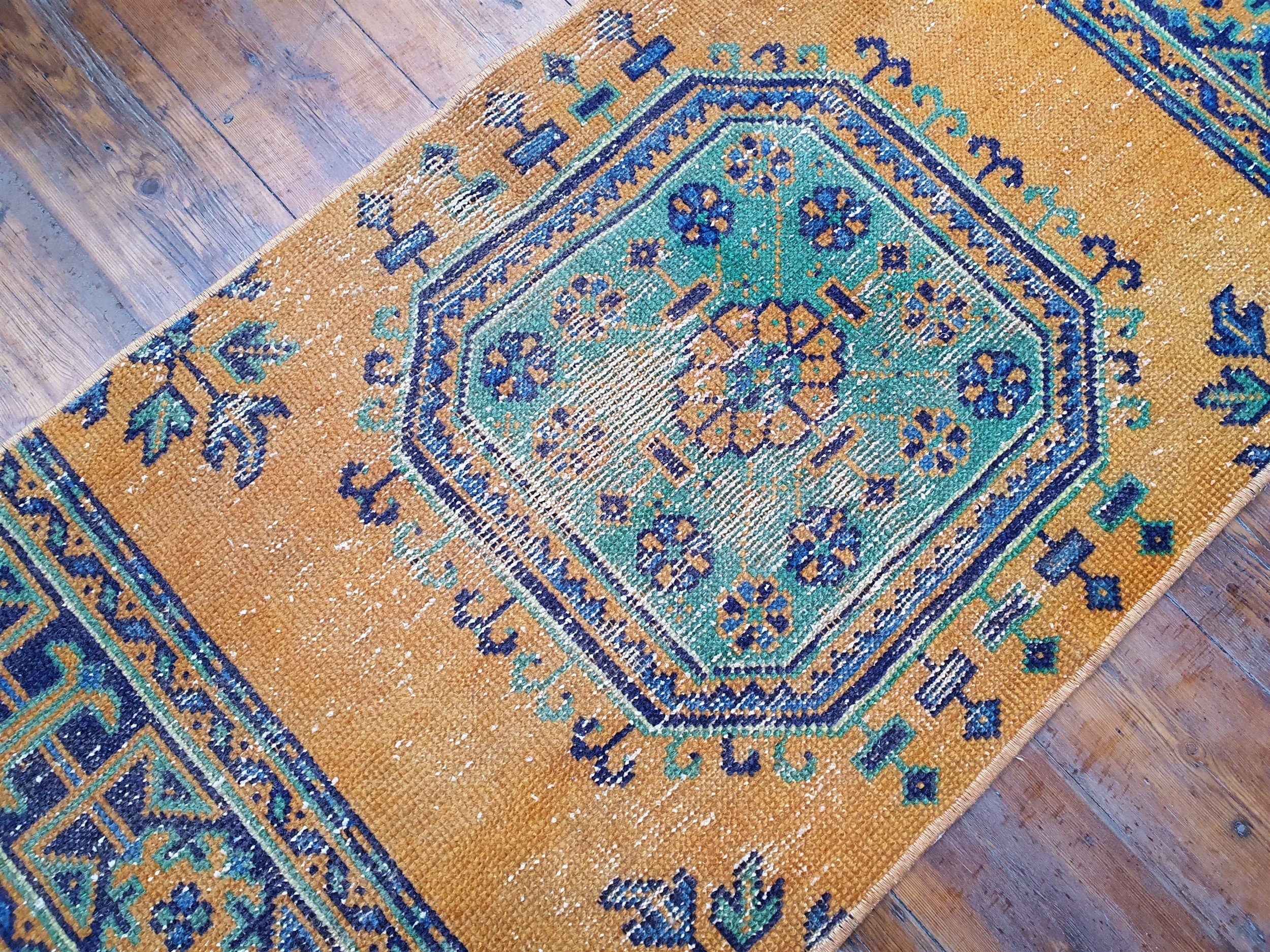 Petit tapis turc, 1,25 m x 60 cm, paillasson vintage délavé orange abricot et vert sarcelle