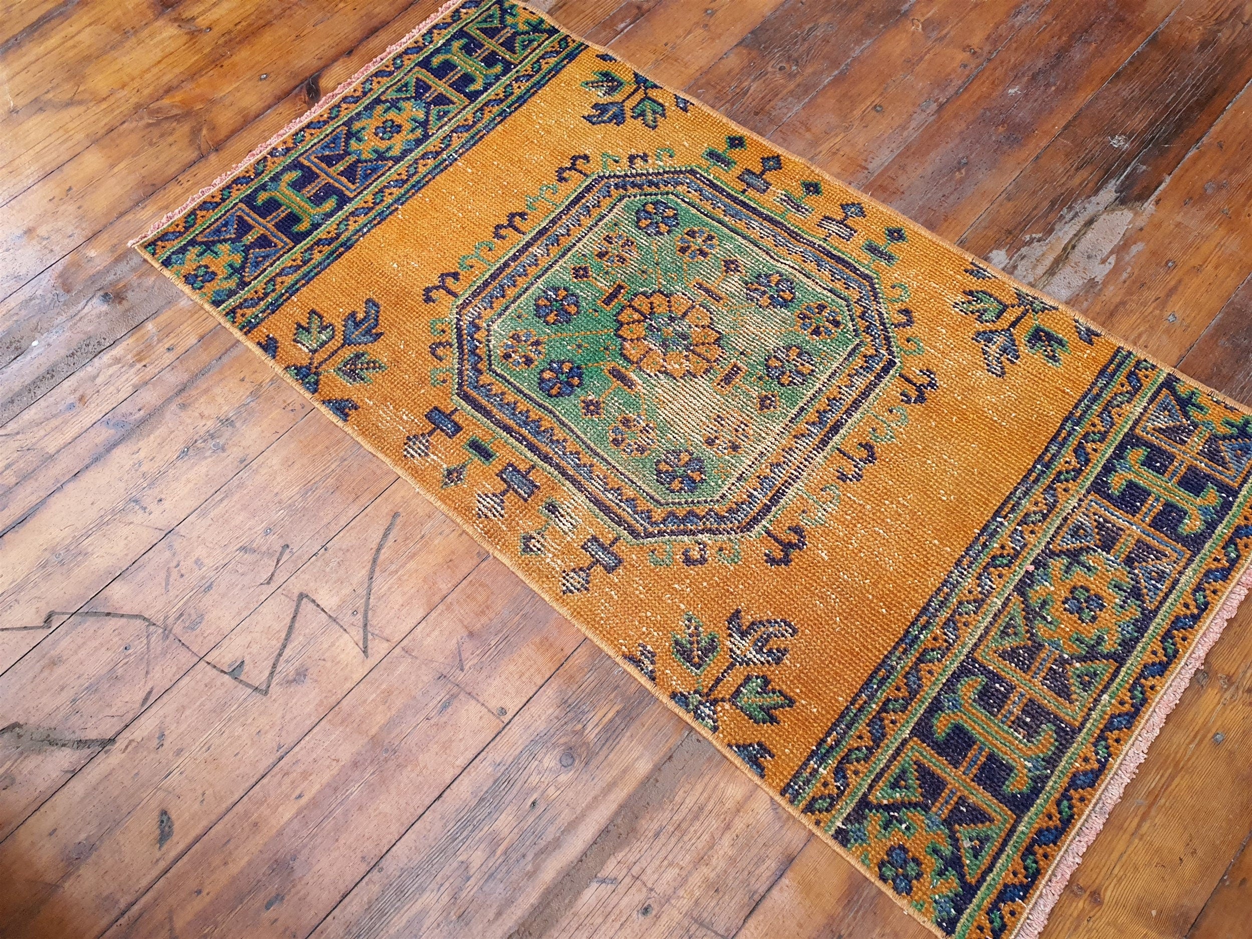 Petit tapis turc, 1,25 m x 60 cm, paillasson vintage délavé orange abricot et vert sarcelle