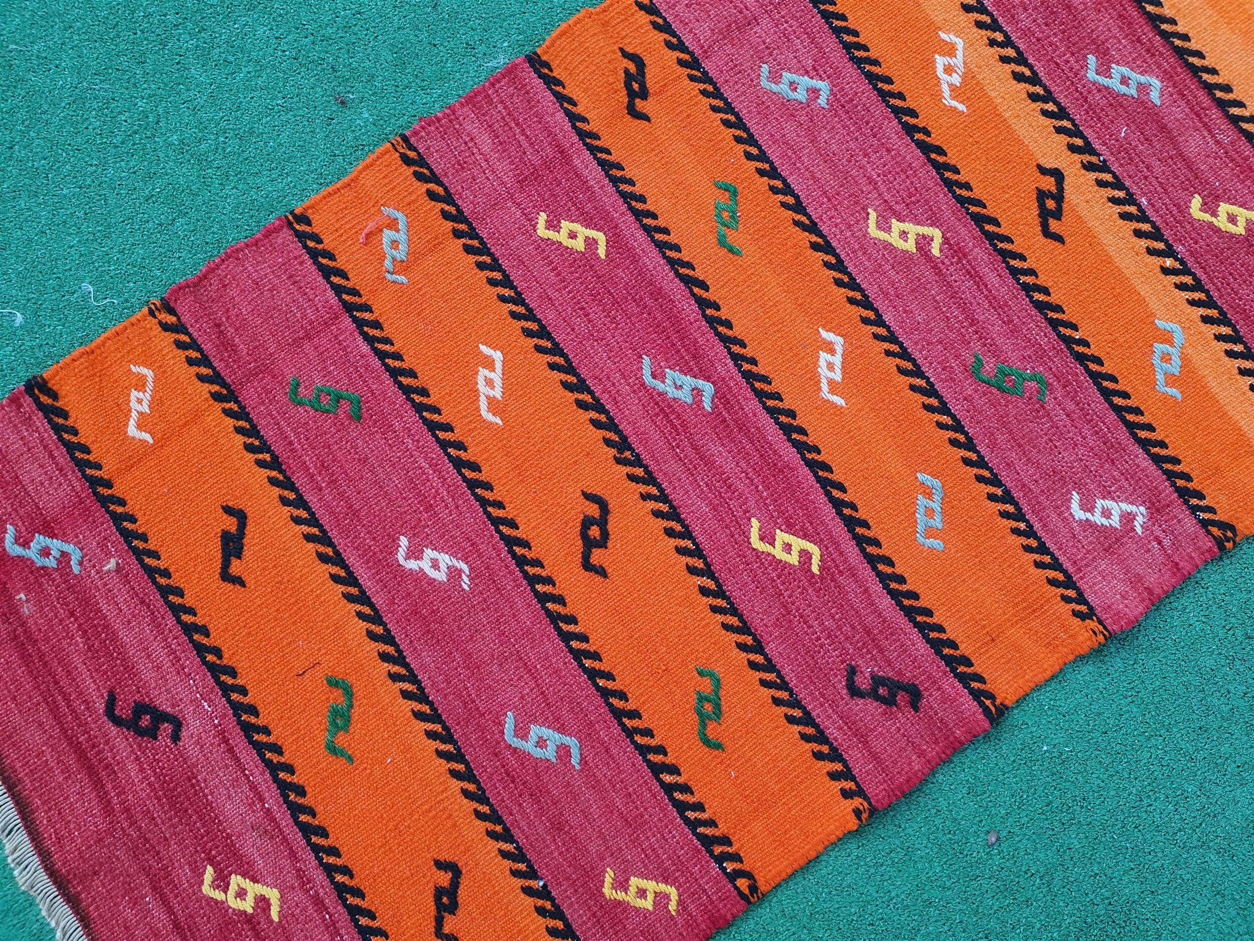 Alfombra Kilim turca, 1,20 m x 0,60 m, pequeña, kilim bordado con rayas naranjas y marrones