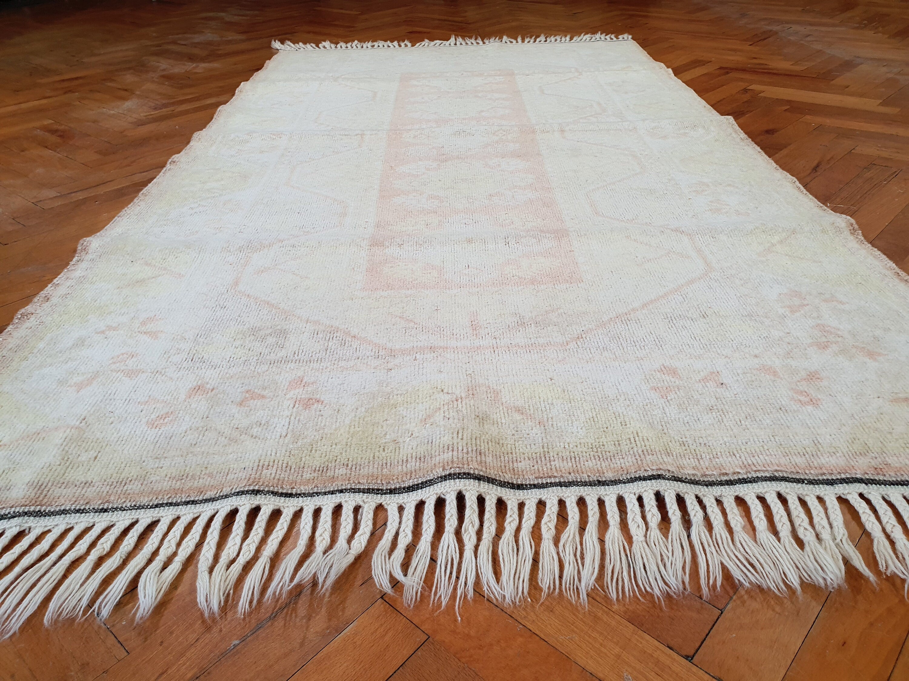 Alfombra turca pálida, 3 pies 8 pulgadas x 6 pies 7 pulgadas, alfombra Oushak desgastada descolorida en rosa, gris y beige