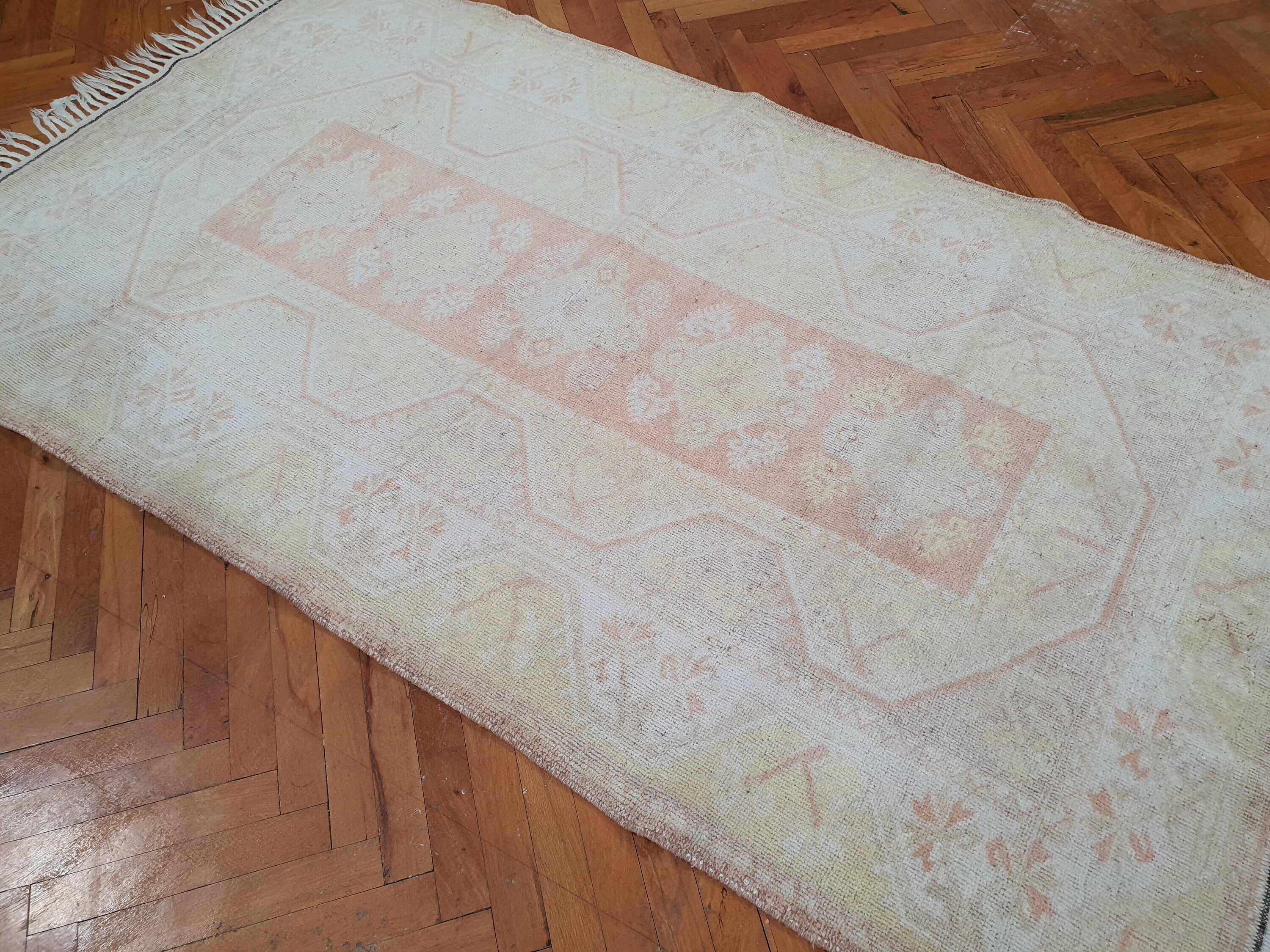 Tapis turc pâle, 3 pi 8 po x 6 pi 7 po, tapis Oushak délavé rose, gris et beige