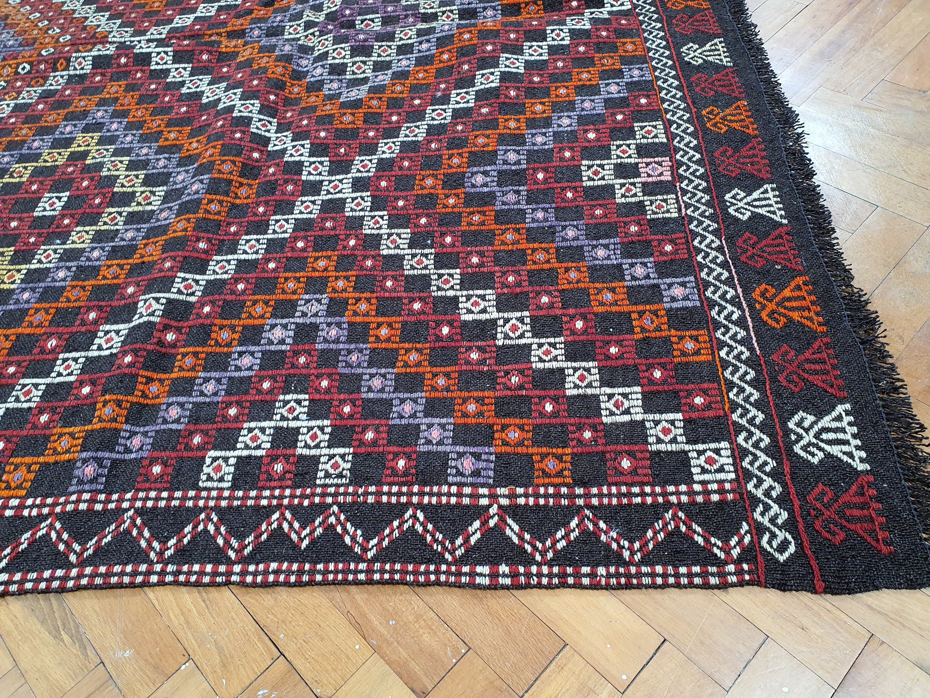 Tapis Kilim turc marron, 8 x 5 pieds, broderie Cicim turque rouge bleu et blanc sur kilim turc, tapis persan fait main en laine naturelle rustique bohème