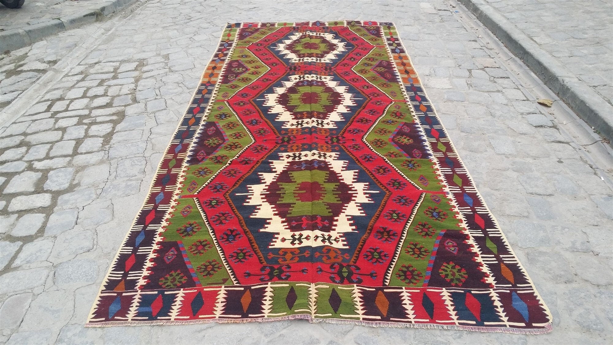 Alfombra turca Kilim Nidge de 12 x 5 pies, alfombra vintage de lana natural hecha a mano en rojo, verde y blanco, alfombra persa de estilo bohemio y rústico de Anatolia para decoración del hogar