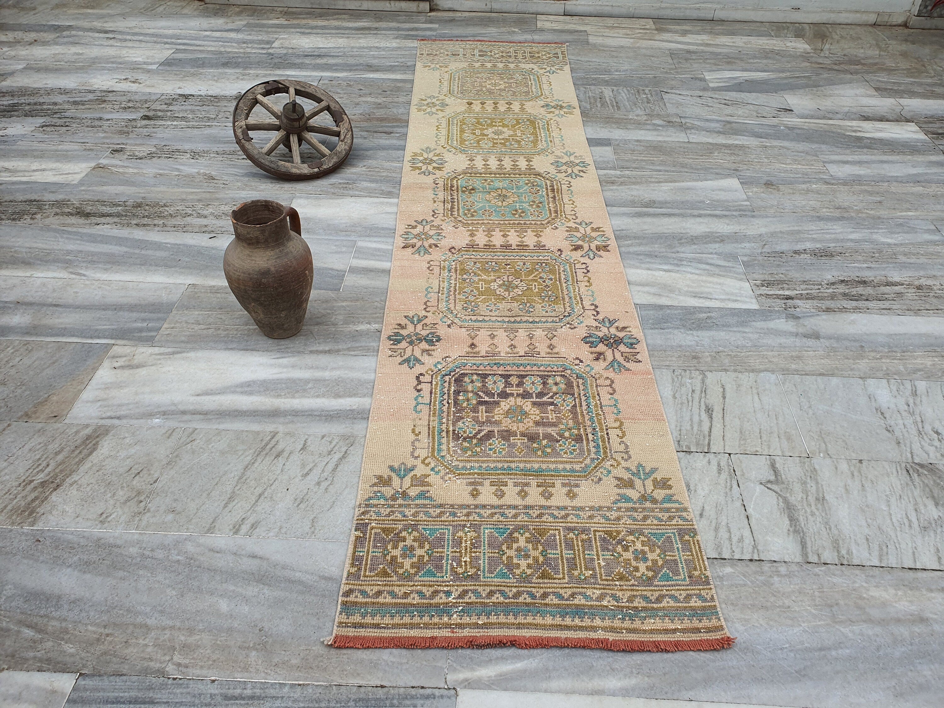 Tapis de couloir rose pâle 11 x 2 pi, tapis turc antique surteint vieilli, tapis persan vintage en laine naturelle recyclée fait à la main