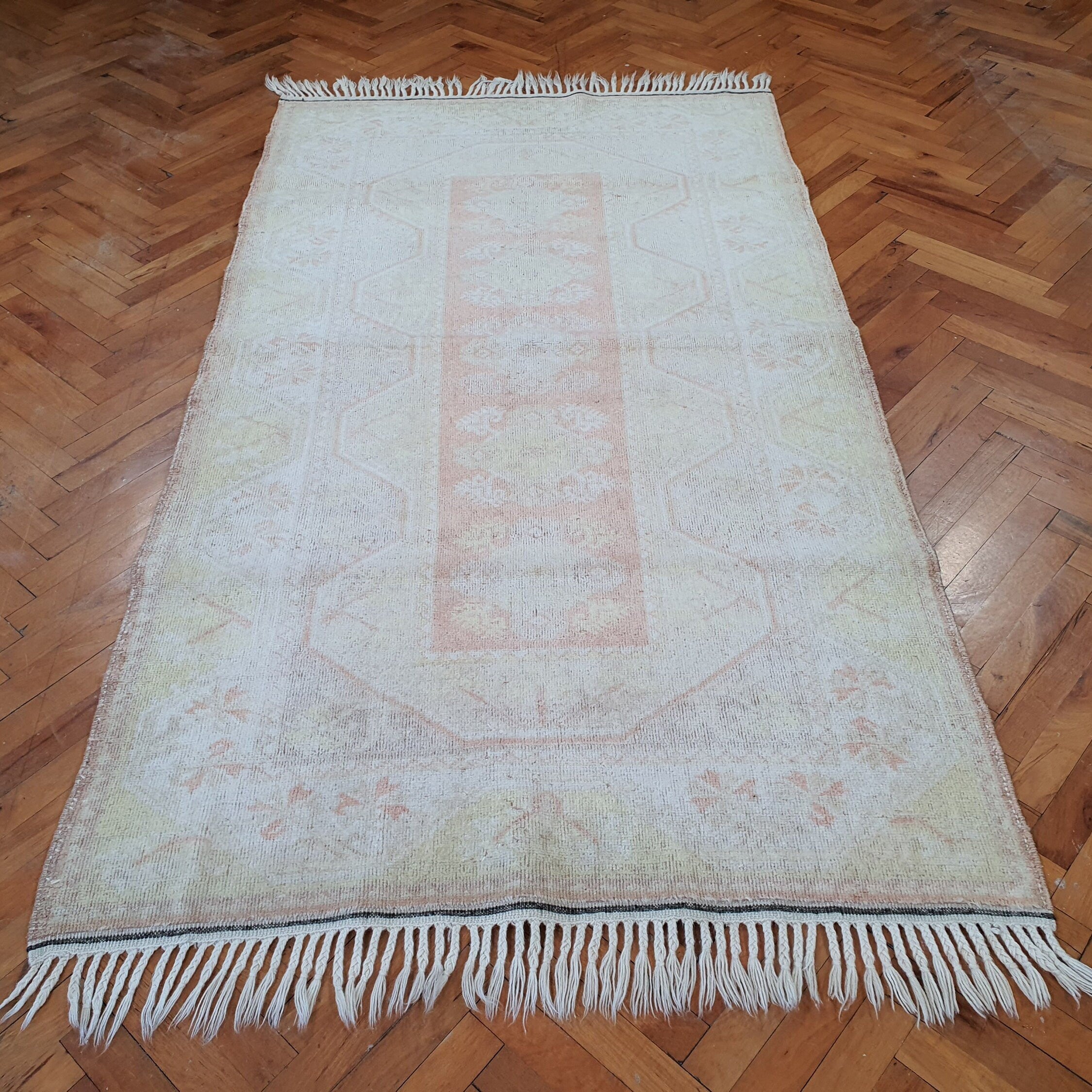 Alfombra turca pálida, 3 pies 8 pulgadas x 6 pies 7 pulgadas, alfombra Oushak desgastada descolorida en rosa, gris y beige