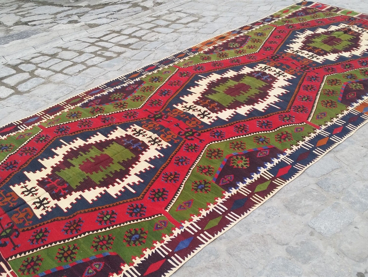 Alfombra turca Kilim Nidge de 12 x 5 pies, alfombra vintage de lana natural hecha a mano en rojo, verde y blanco, alfombra persa de estilo bohemio y rústico de Anatolia para decoración del hogar
