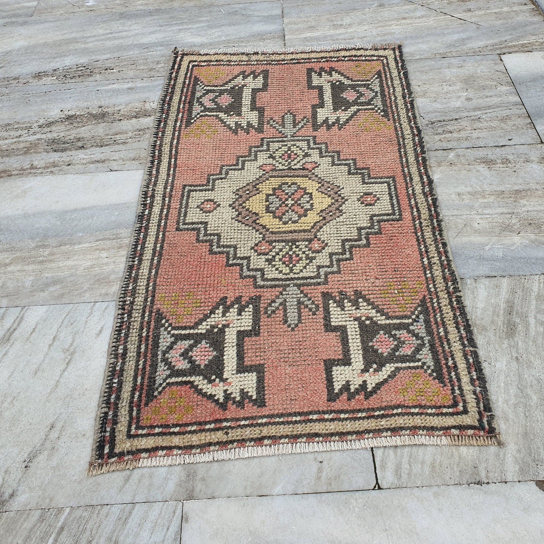 Alfombra turca pequeña, 2 pies 9 pulgadas x 1 pie 7 pulgadas, alfombra de estilo antiguo desgastada y descolorida en rosa, verde/gris y beige