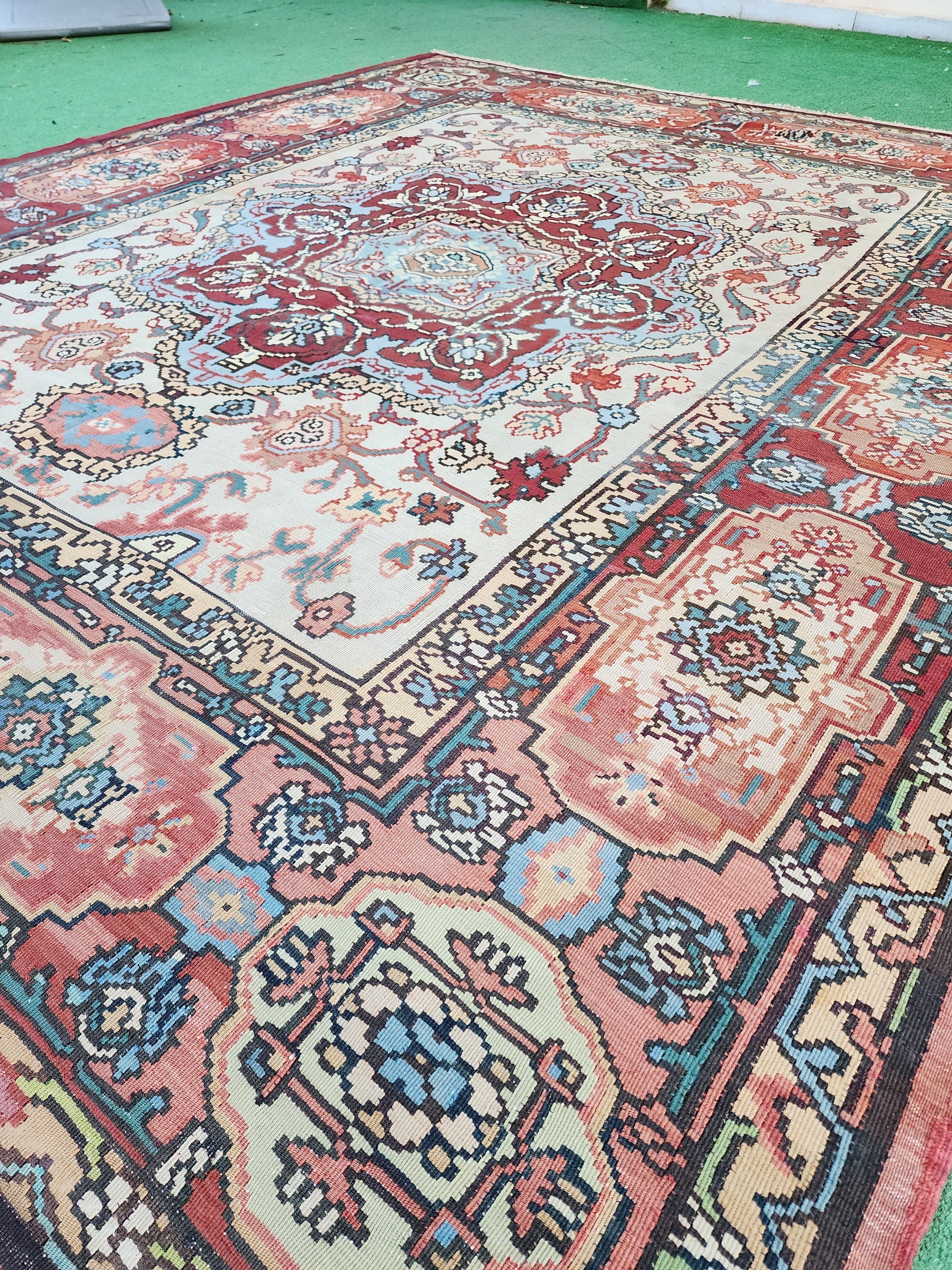 Tapis tissé à plat tribal d'Azerbaïdjan, 8 pi 8 po x 8 pi, Kilim Karabag antique