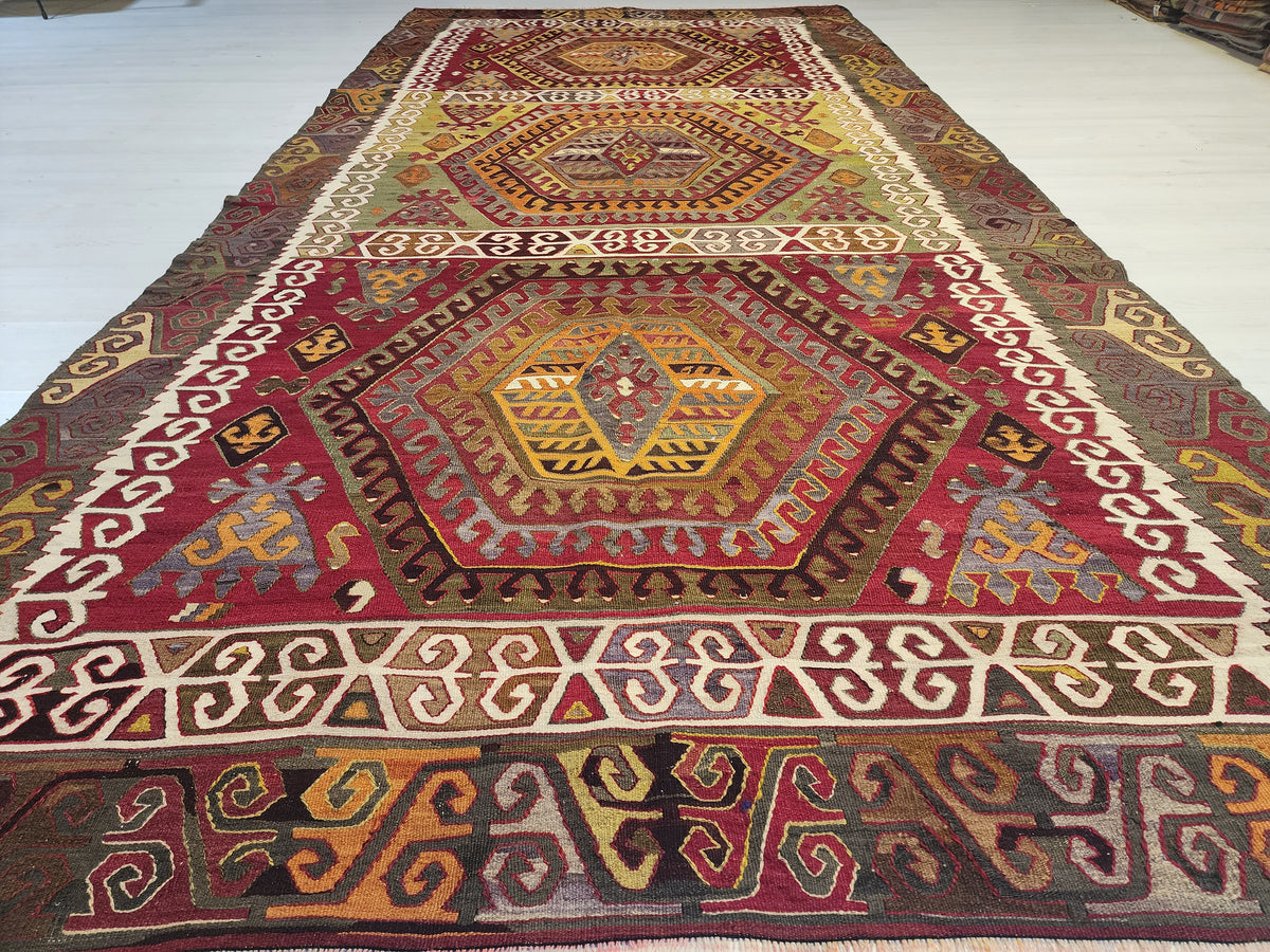 Antique Hotamış kilim rug in red and green, 5'2" x 10'9", photo 11