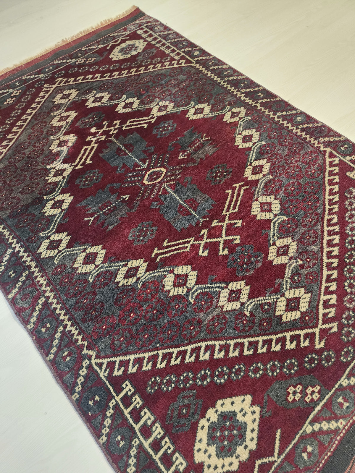 Antique Bergama Rug – Hand-Knotted Wool Anatolian Carpet (94x140cm)