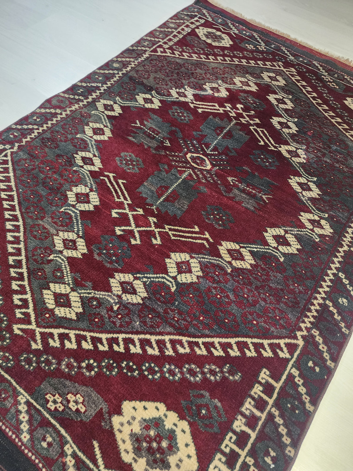 Antique Bergama Rug – Hand-Knotted Wool Anatolian Carpet (94x140cm)