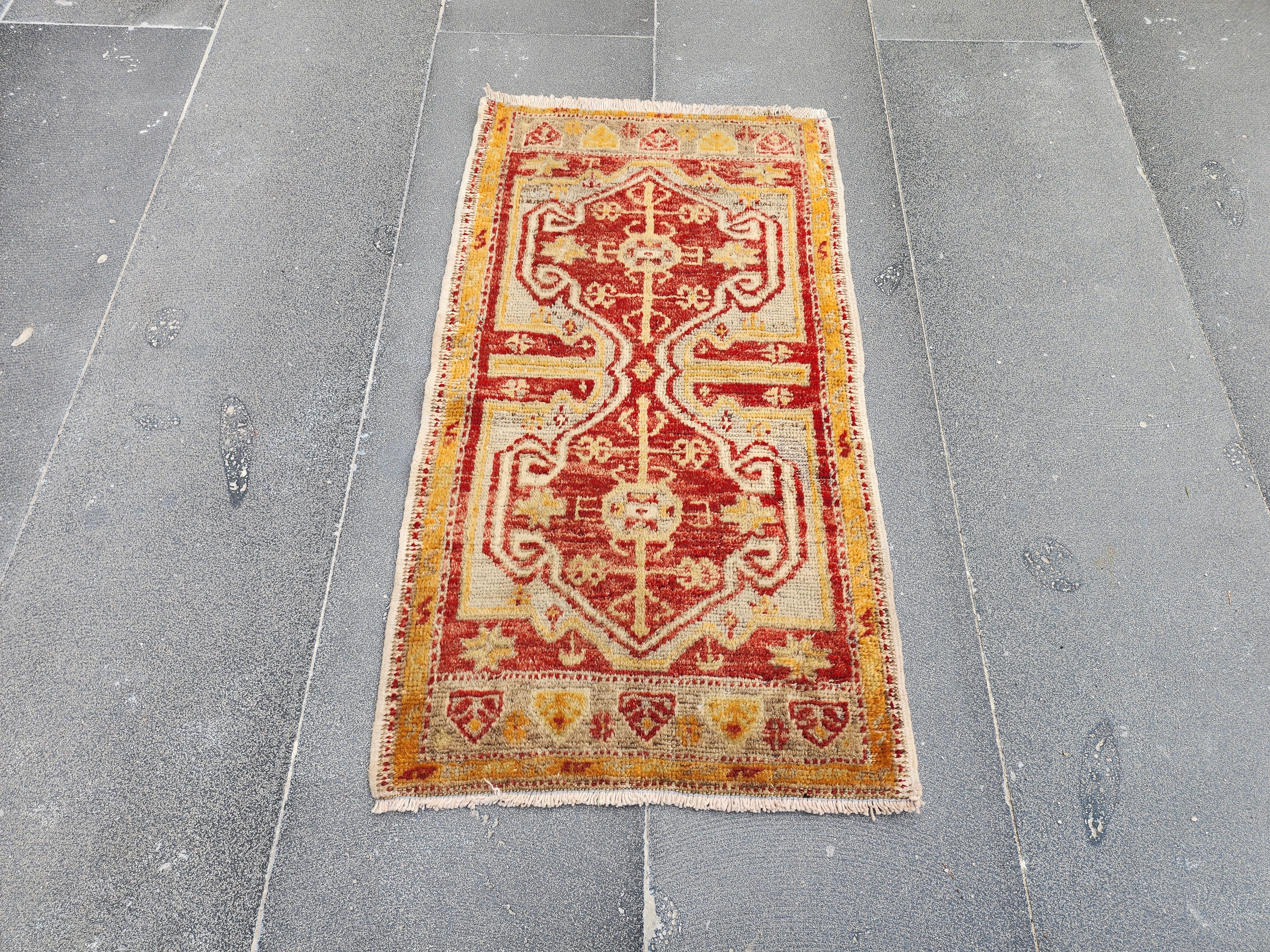 antique Anatolian Nuzumlu Turkish Rug: Distressed Wool Bohemian Rug (1'7''x2'10'') — pattern close-up