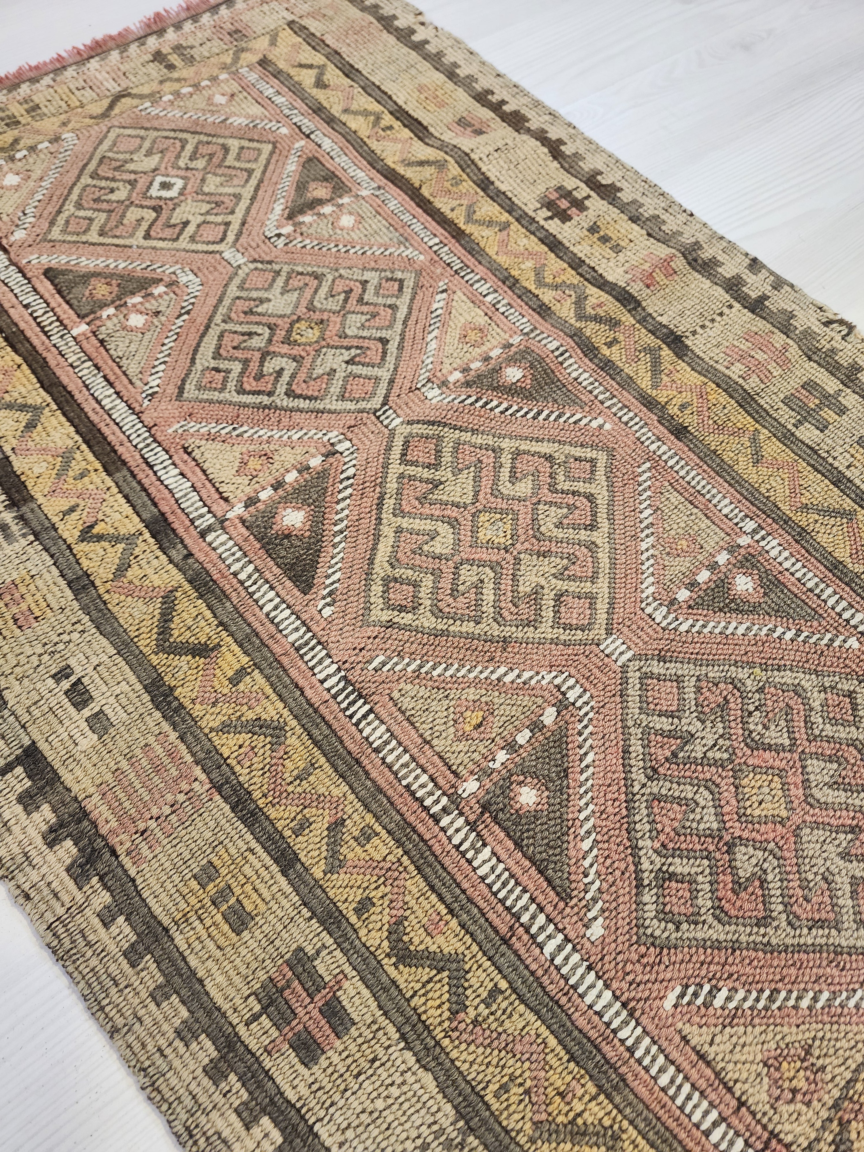Vintage Turkish Kilim Rug, Muted Pink Boho Decor, Handwoven Organic Wool (55cm x 81cm)