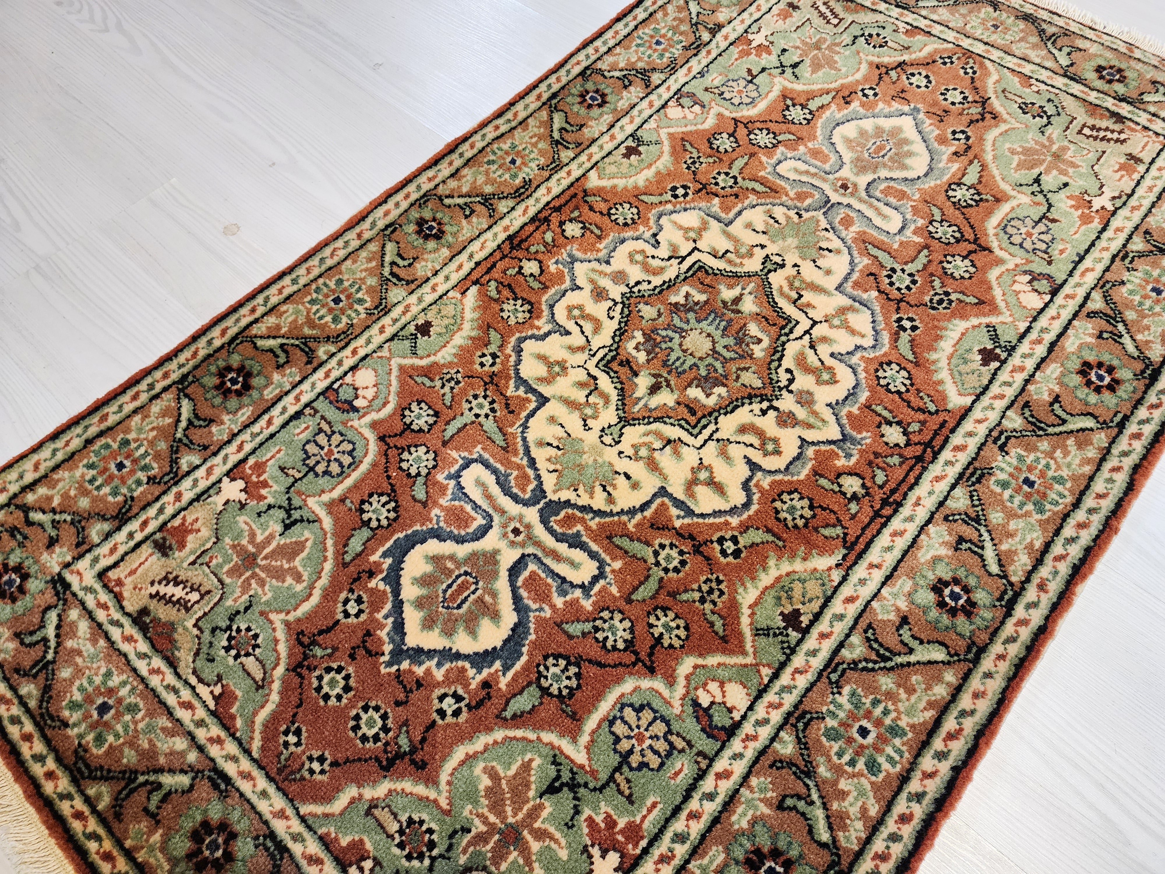 vintage Kayseri Rug, Handmade Turkish Wool Floral Medallion (2'4" x 3'5") — corner detail