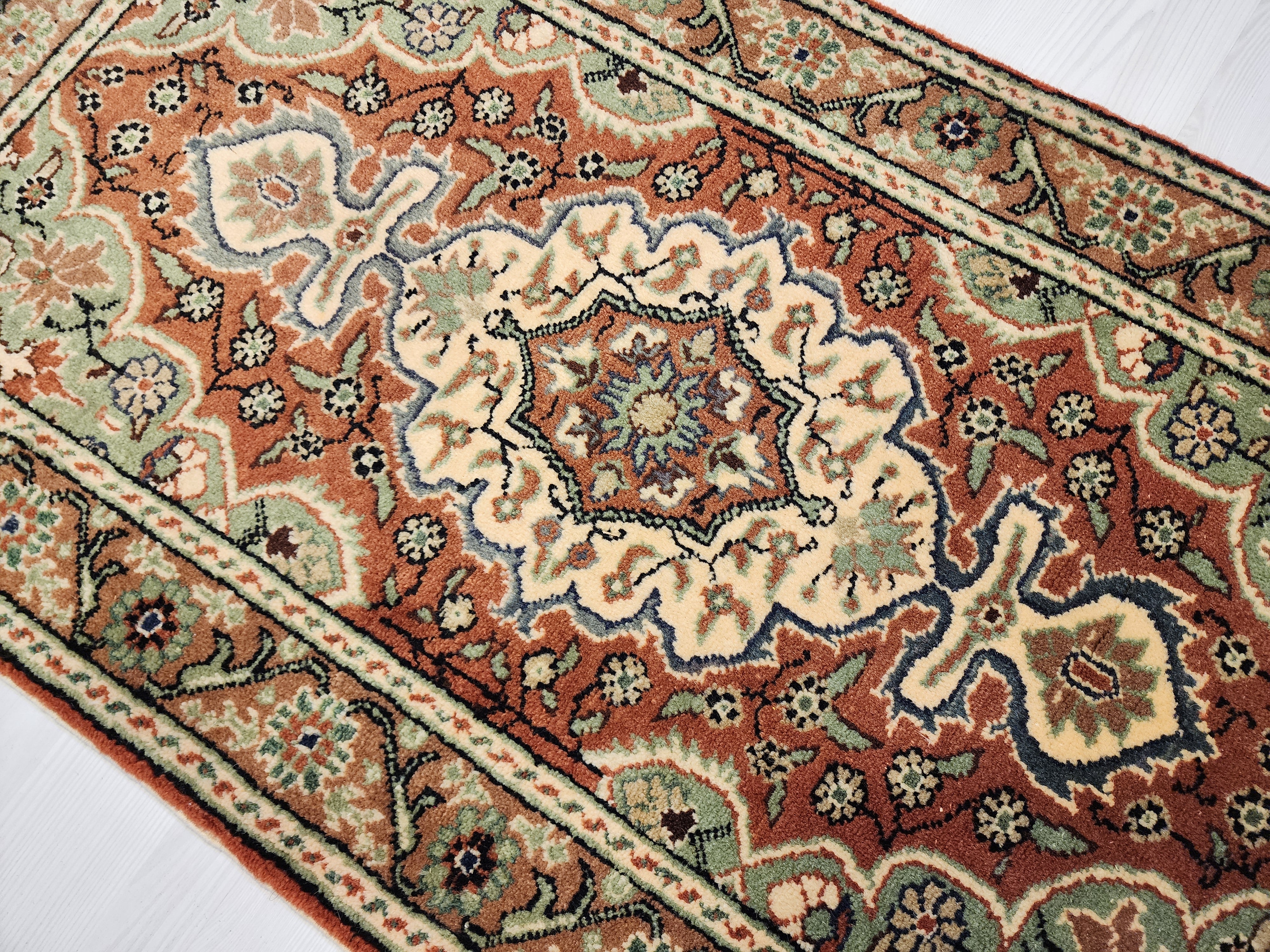 vintage Kayseri Rug, Handmade Turkish Wool Floral Medallion (2'4" x 3'5") — edge weave