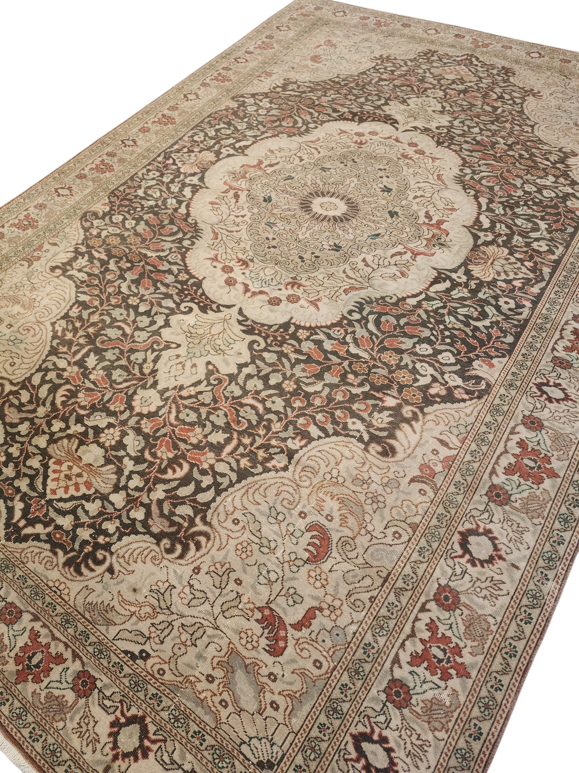 Helia — Vintage Kayseri Rug, Hand-Knotted Turkish Wool Floral Medallion Carpet (6'5"x9'6")