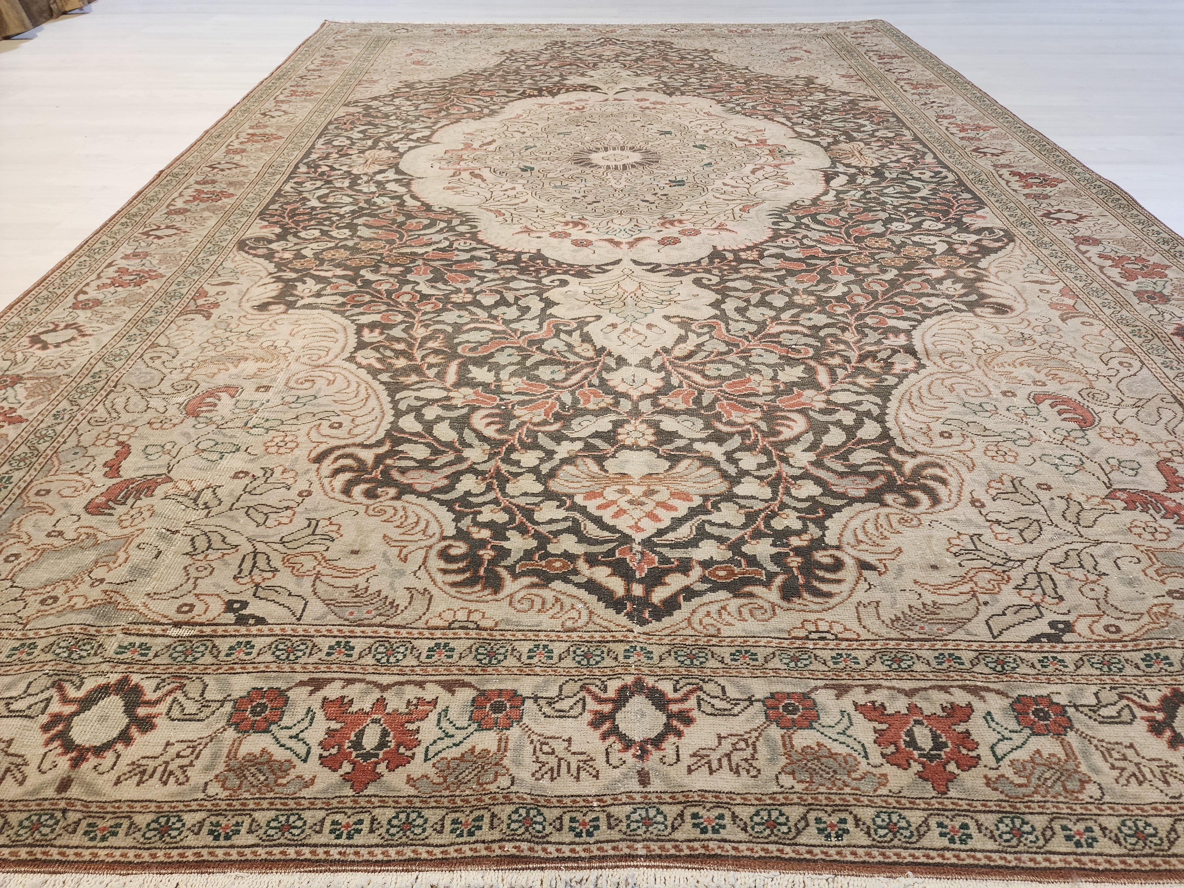 Helia — Vintage Kayseri Rug, Hand-Knotted Turkish Wool Floral Medallion Carpet (6'5"x9'6")