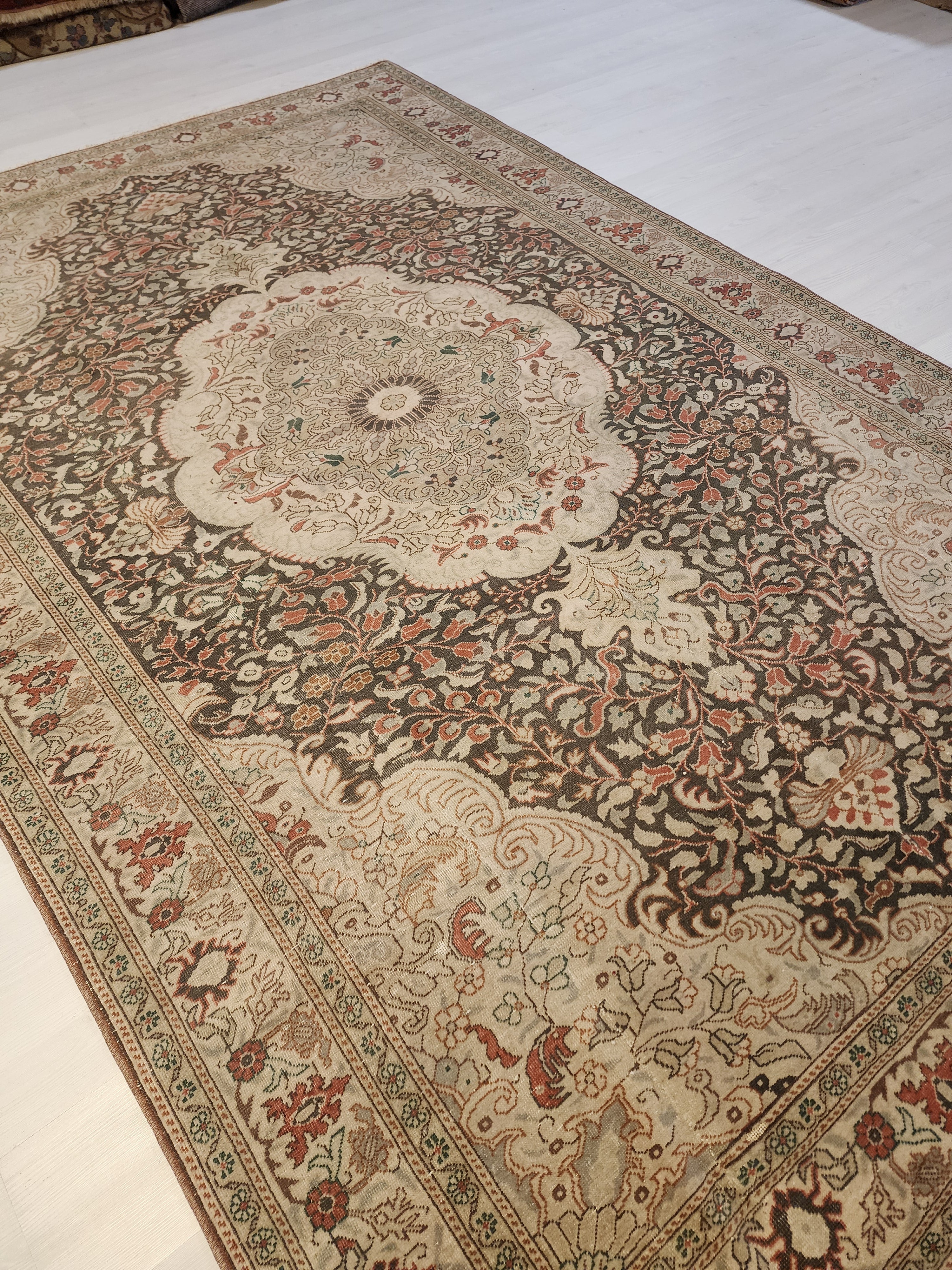 Helia — Vintage Kayseri Rug, Hand-Knotted Turkish Wool Floral Medallion Carpet (6'5"x9'6")