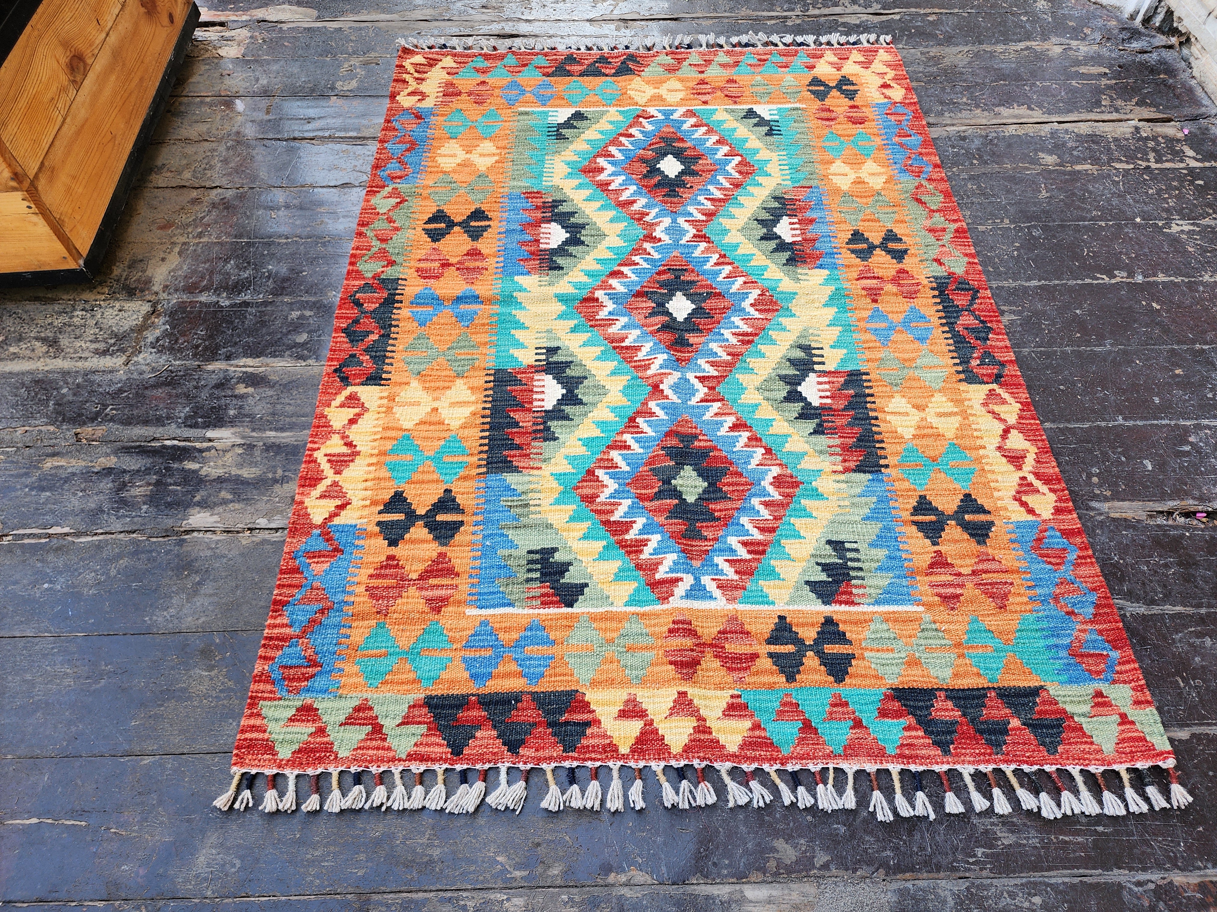 Petit tapis Kilim orange bleu et rouge, 3'5" x 4'10''