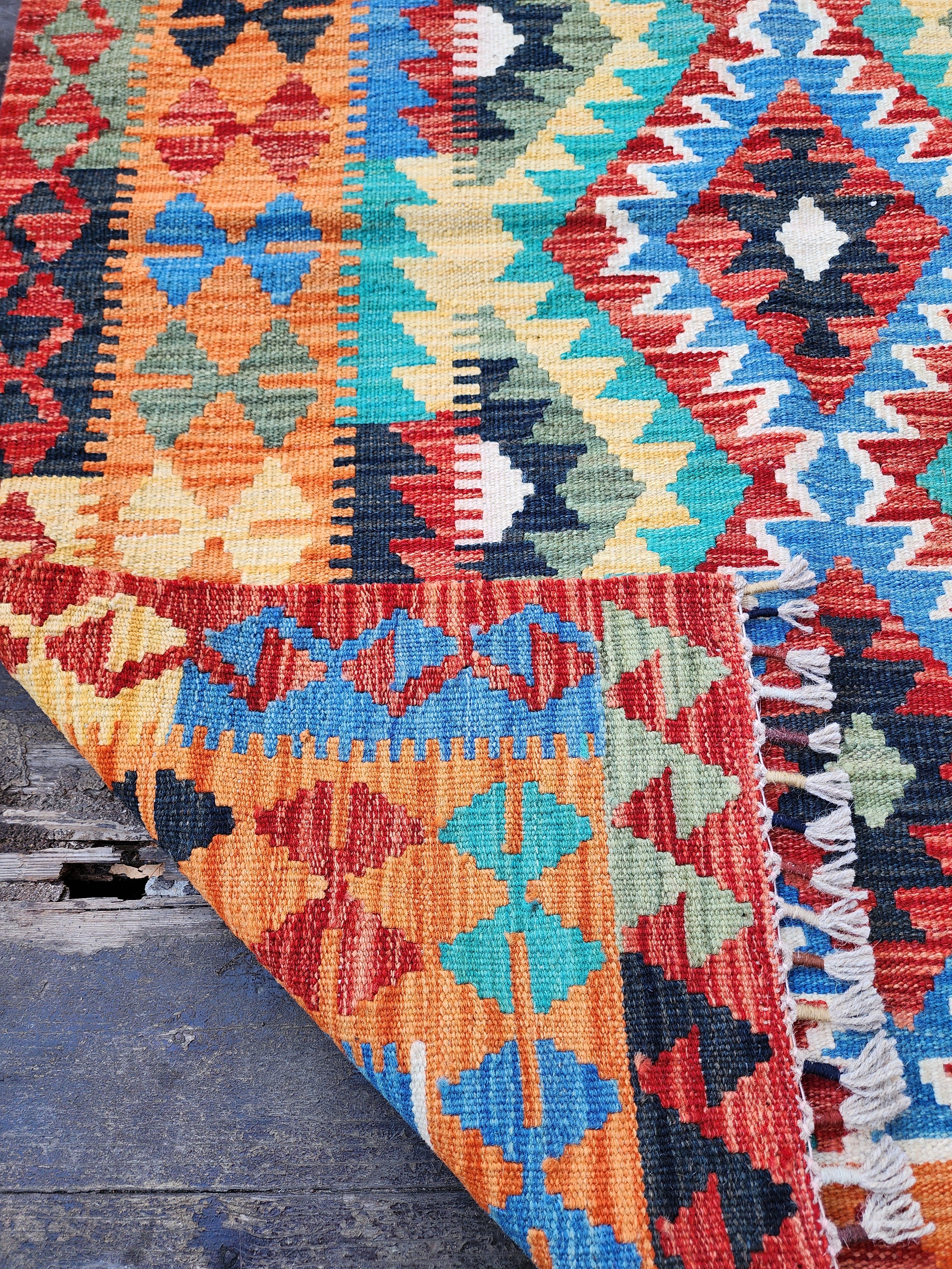 Petit tapis Kilim orange bleu et rouge, 3'5" x 4'10''