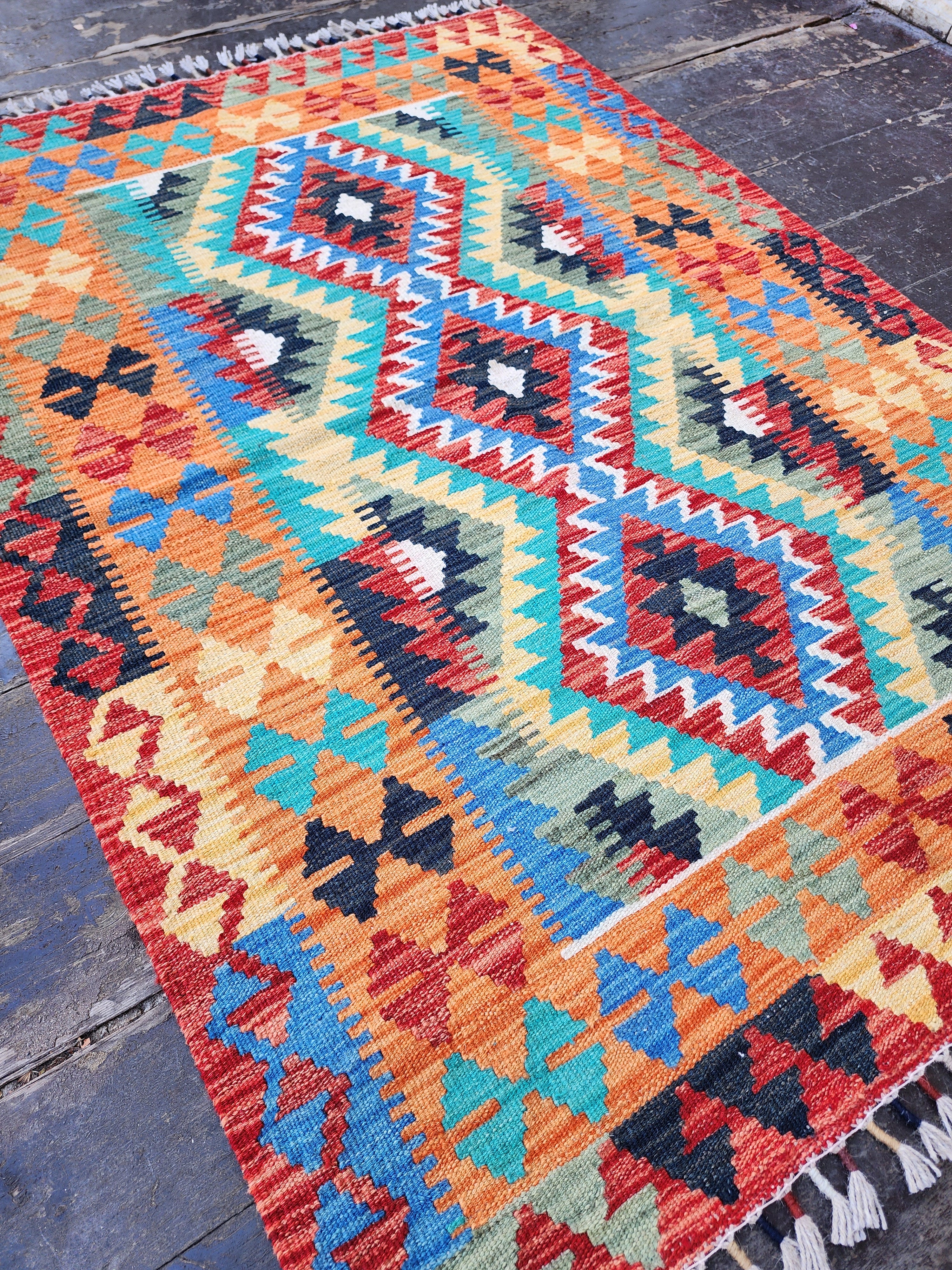 Petit tapis Kilim orange bleu et rouge, 3'5" x 4'10''