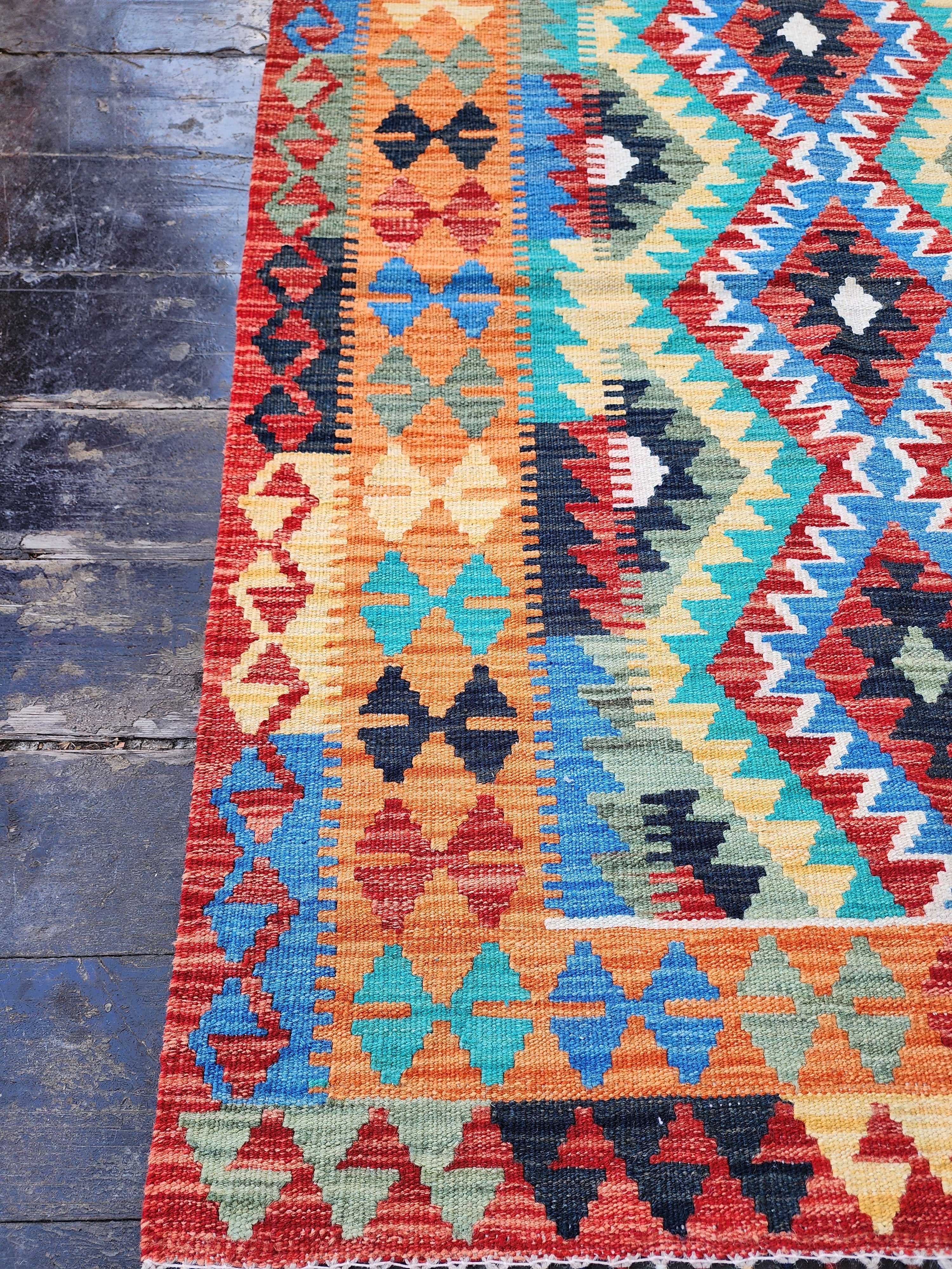 Petit tapis Kilim orange bleu et rouge, 3'5" x 4'10''