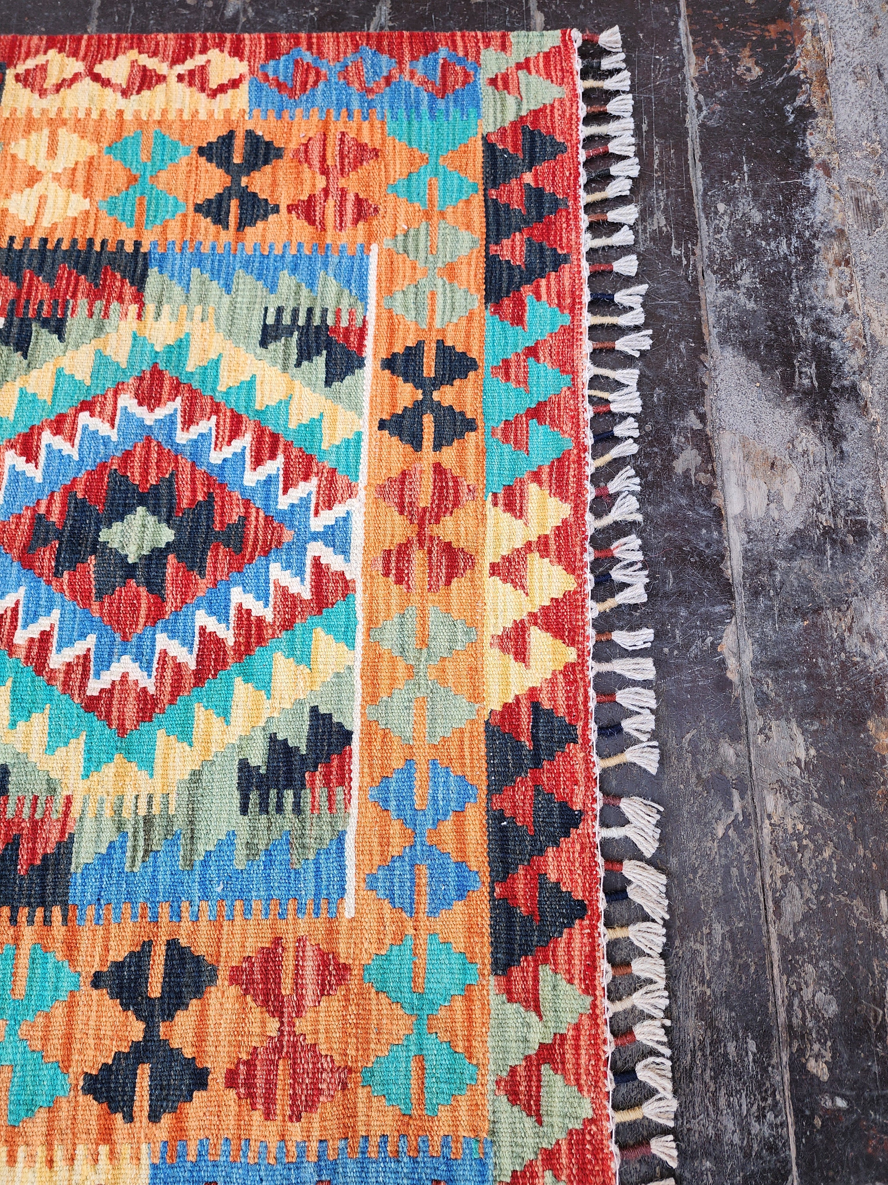 Petit tapis Kilim orange bleu et rouge, 3'5" x 4'10''