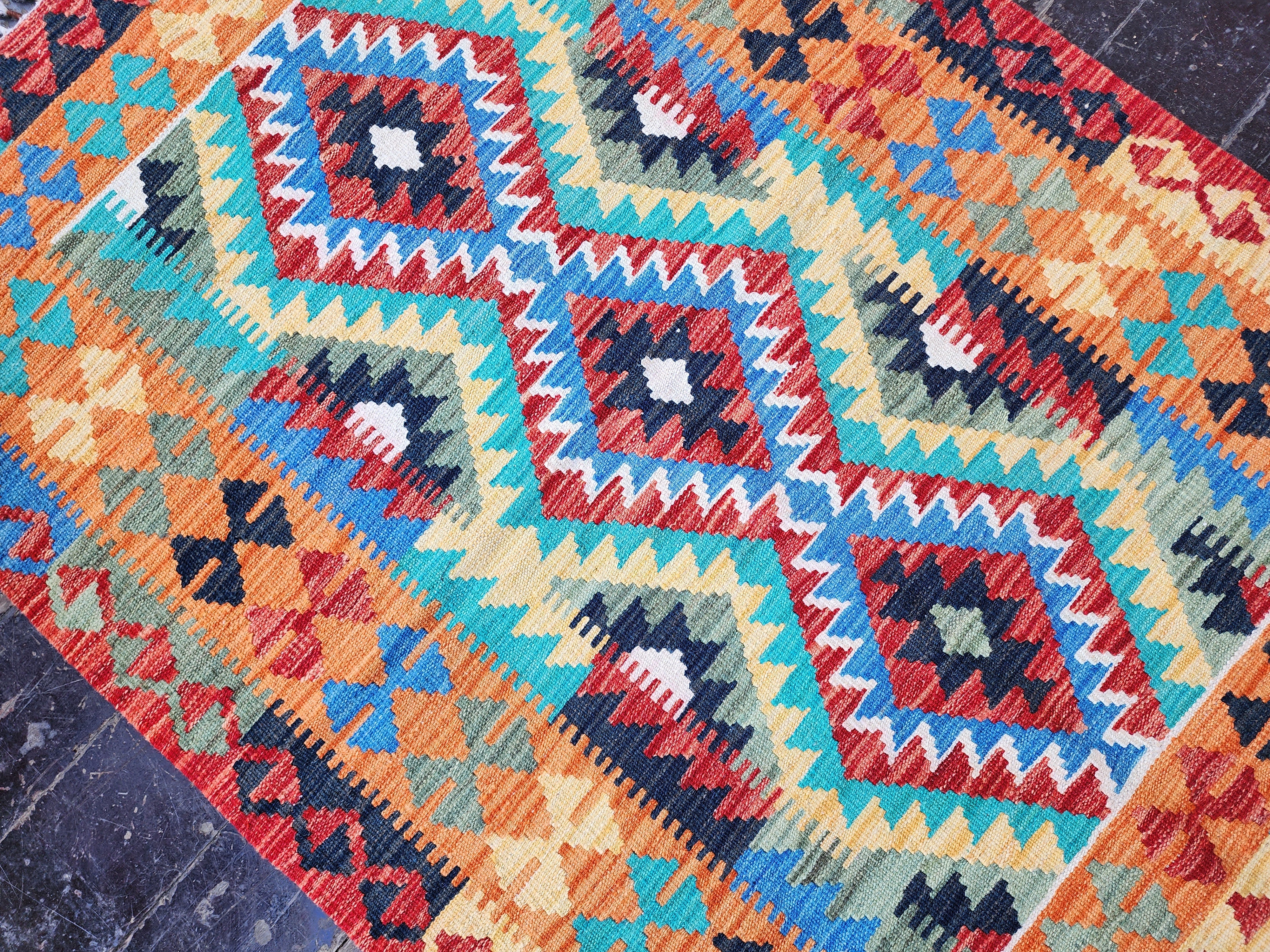 Petit tapis Kilim orange bleu et rouge, 3'5" x 4'10''