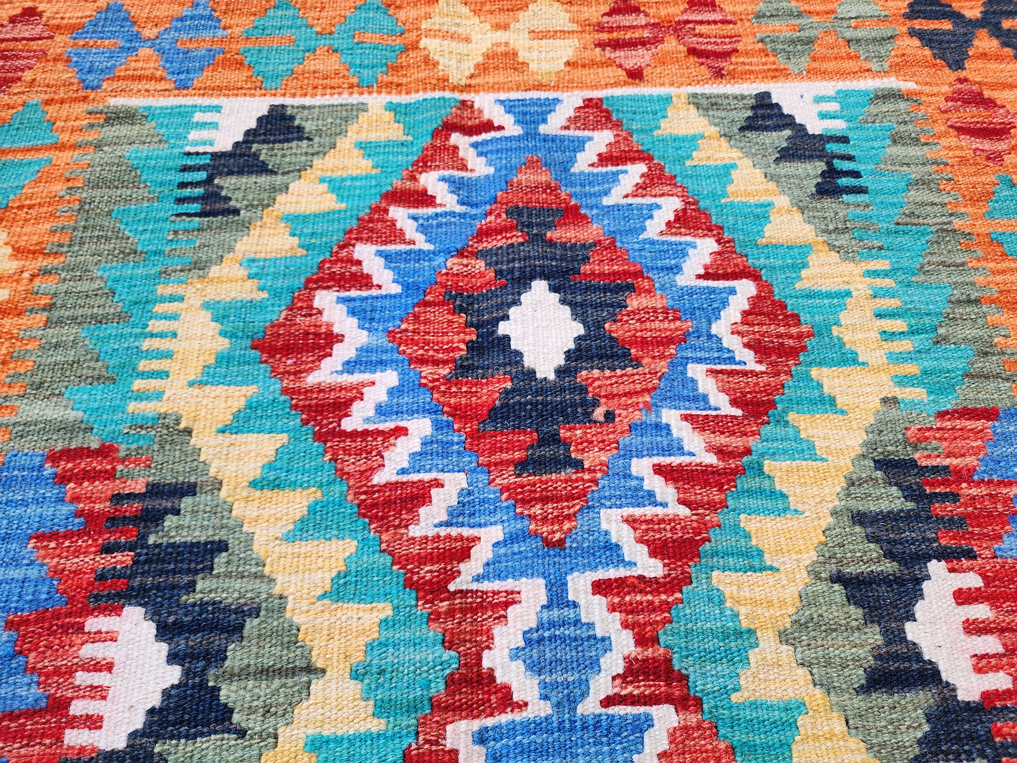 Petit tapis Kilim orange bleu et rouge, 3'5" x 4'10''