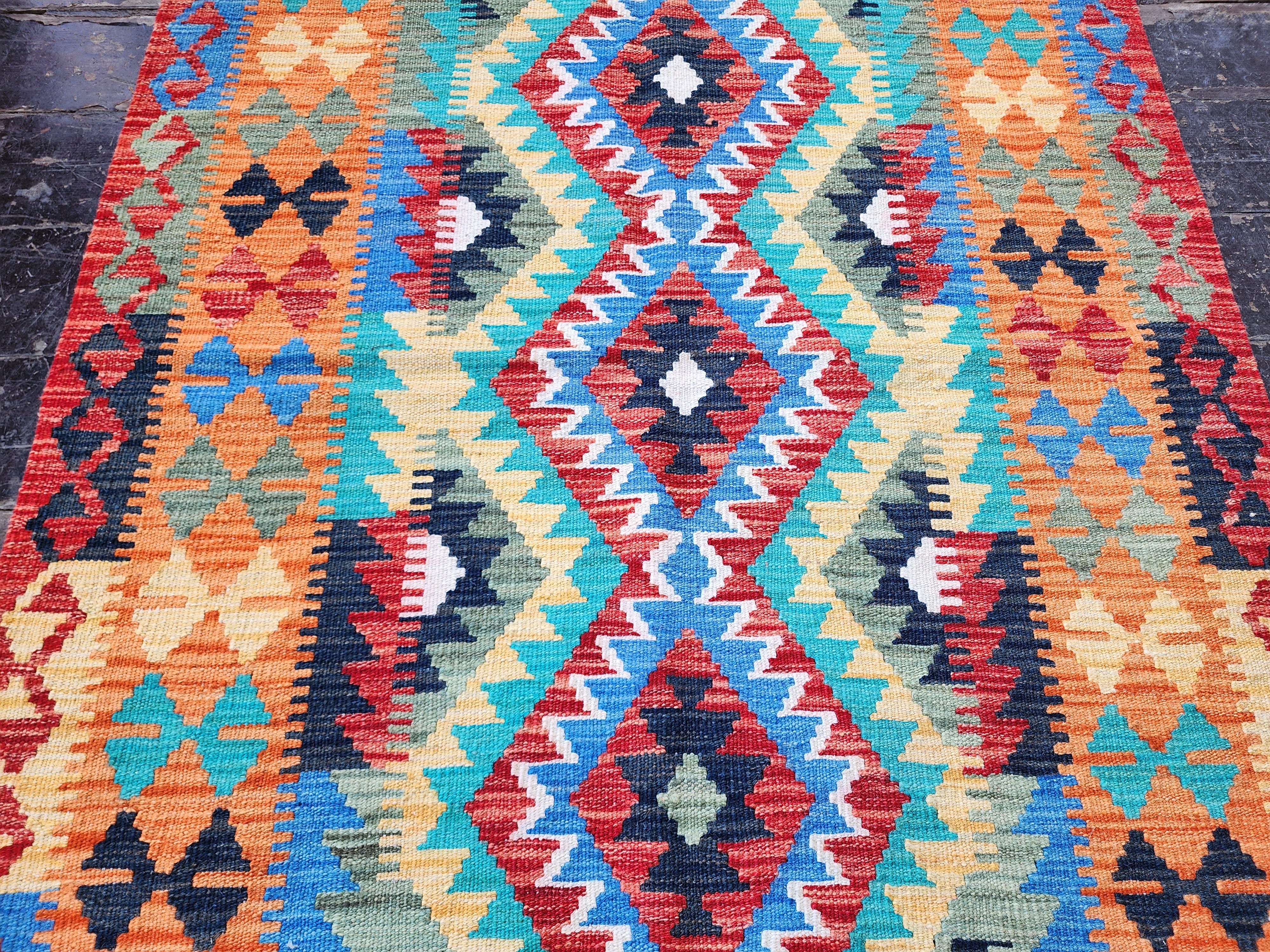 Petit tapis Kilim orange bleu et rouge, 3'5" x 4'10''