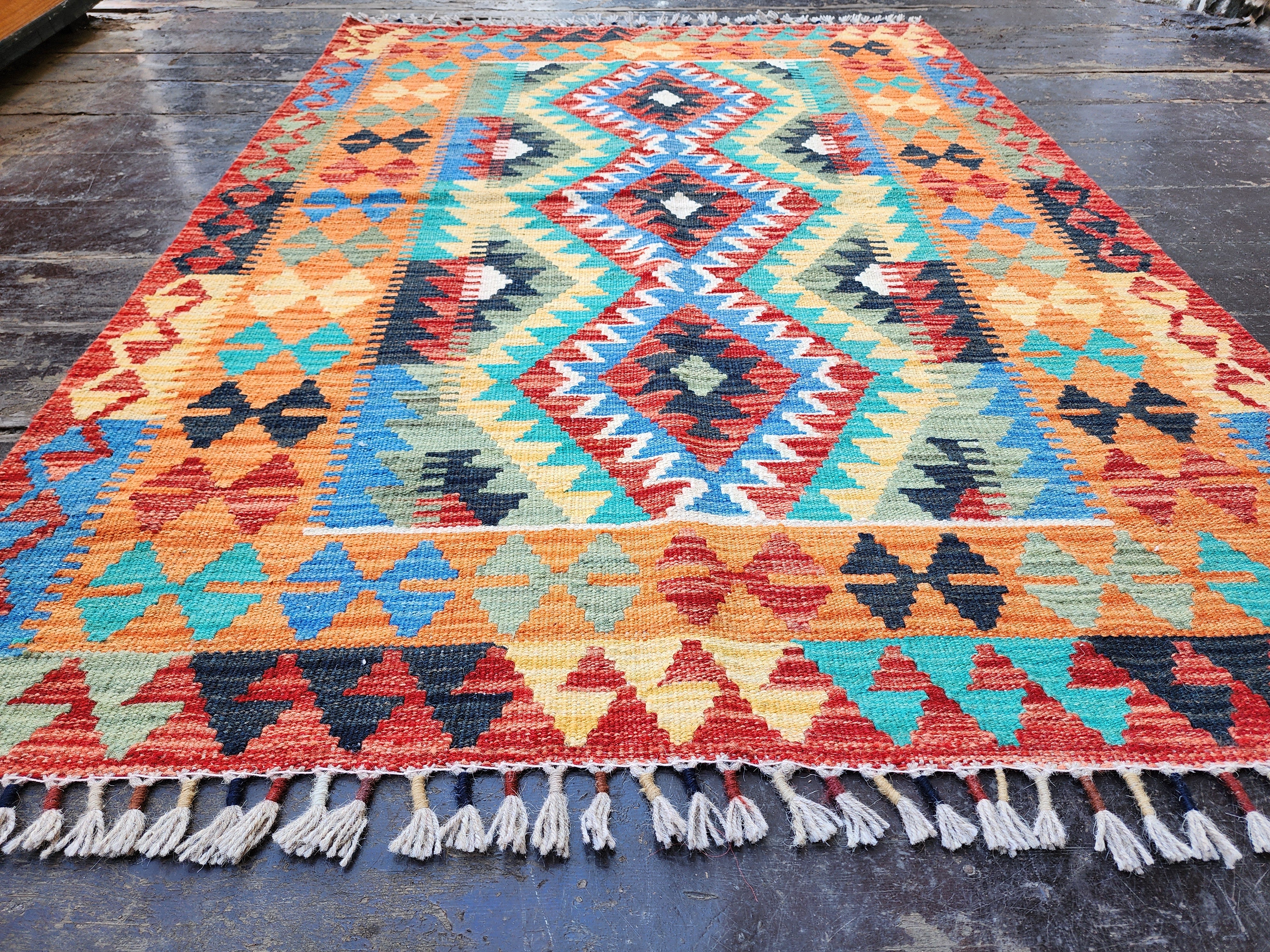 Petit tapis Kilim orange bleu et rouge, 3'5" x 4'10''