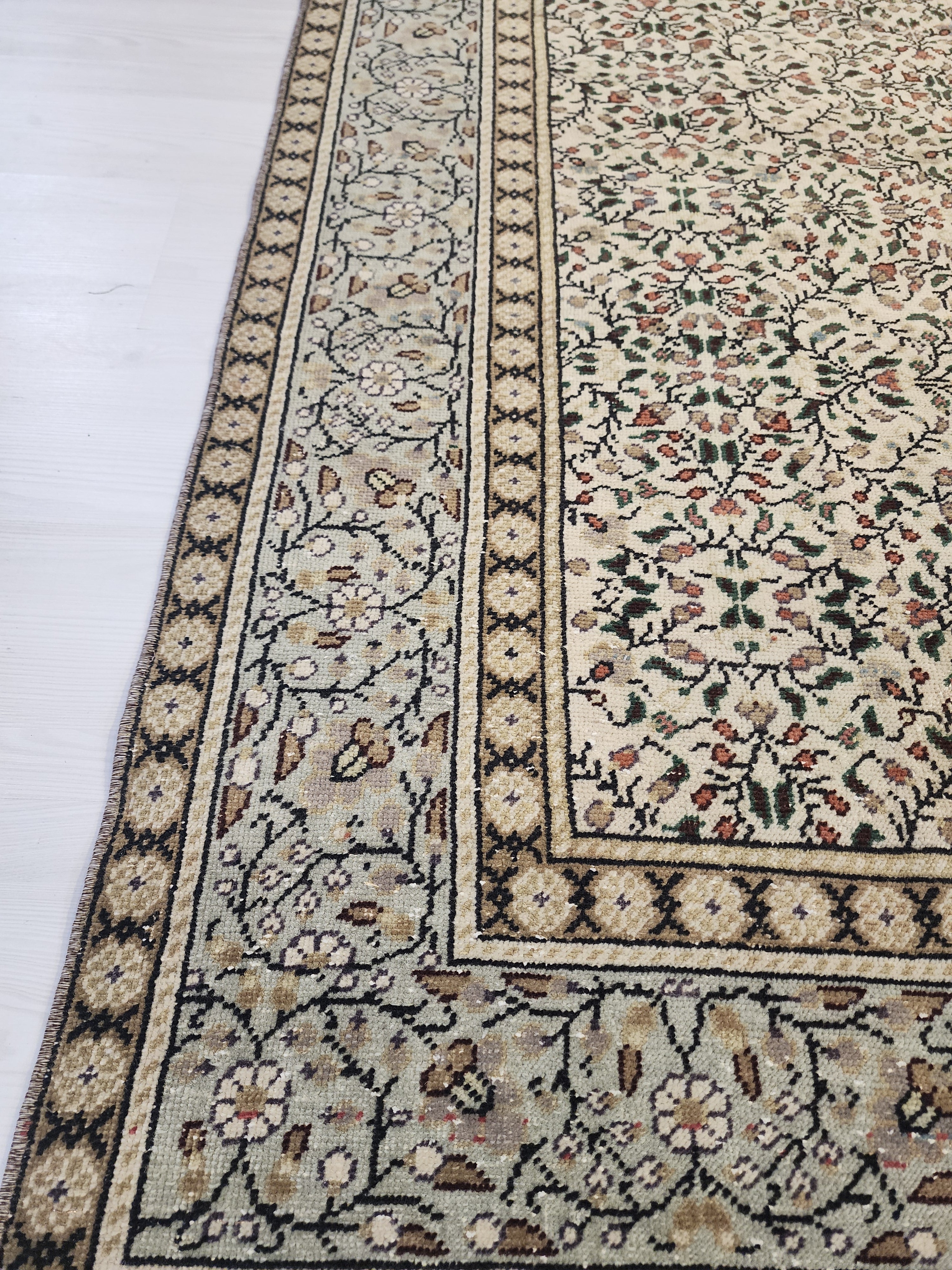 Vintage Turkish Wool Rug, Handwoven Floral Carpet, Muted Beige Pastel Living Room (6'6" x 9'6")