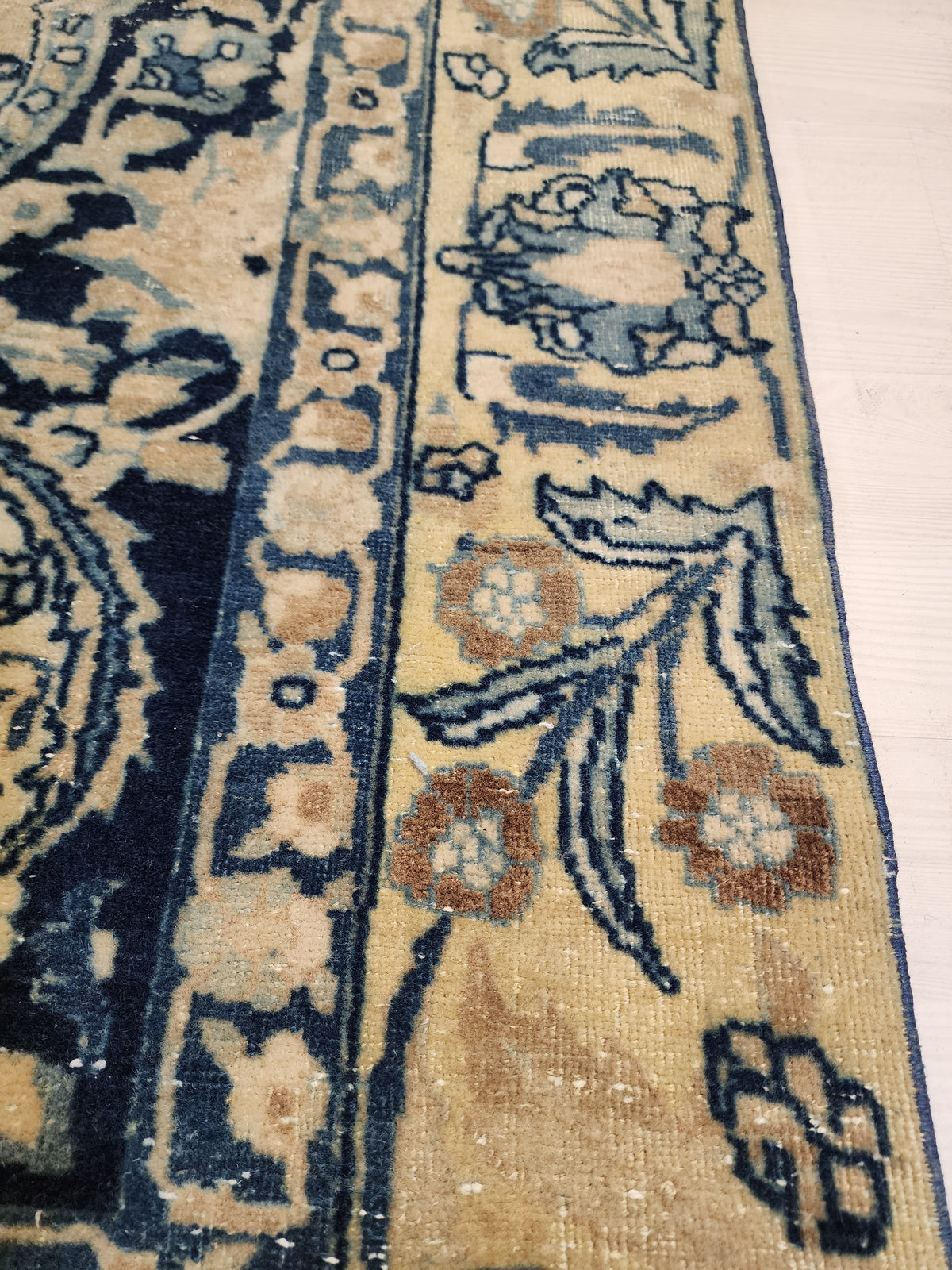 Large Vintage Anatolian Wool Rug – 1960s Medallion Carpet (Beige, Cream, Navy)