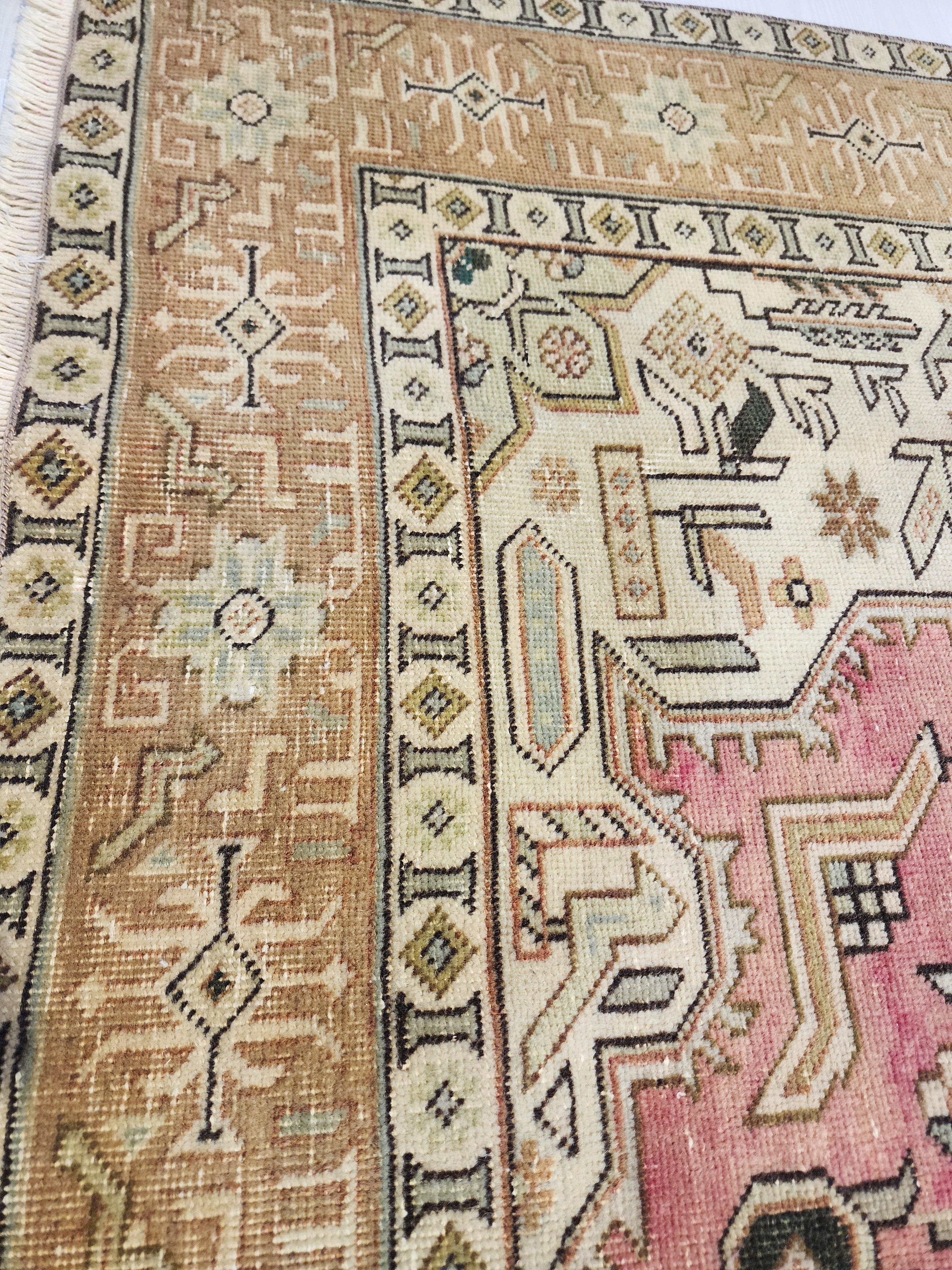 Perse — Vintage Turkish Wool Rug 4x6: Handspun Tribal Carpet, Geometric Medallion